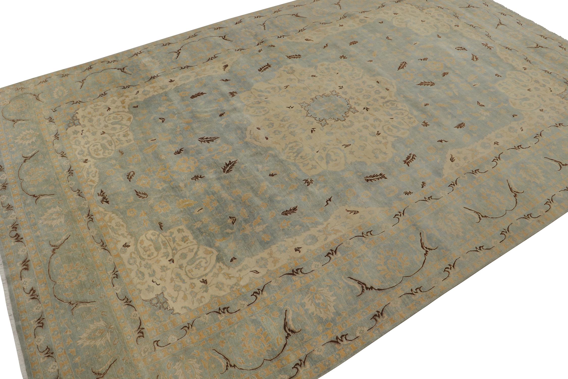 Tabriz Rug & Kilim's Persian Style Rug in Blue, Beige-Brown and Gold Floral Pattern (tapis de style persan à motifs floraux bleus, beiges et dorés) en vente