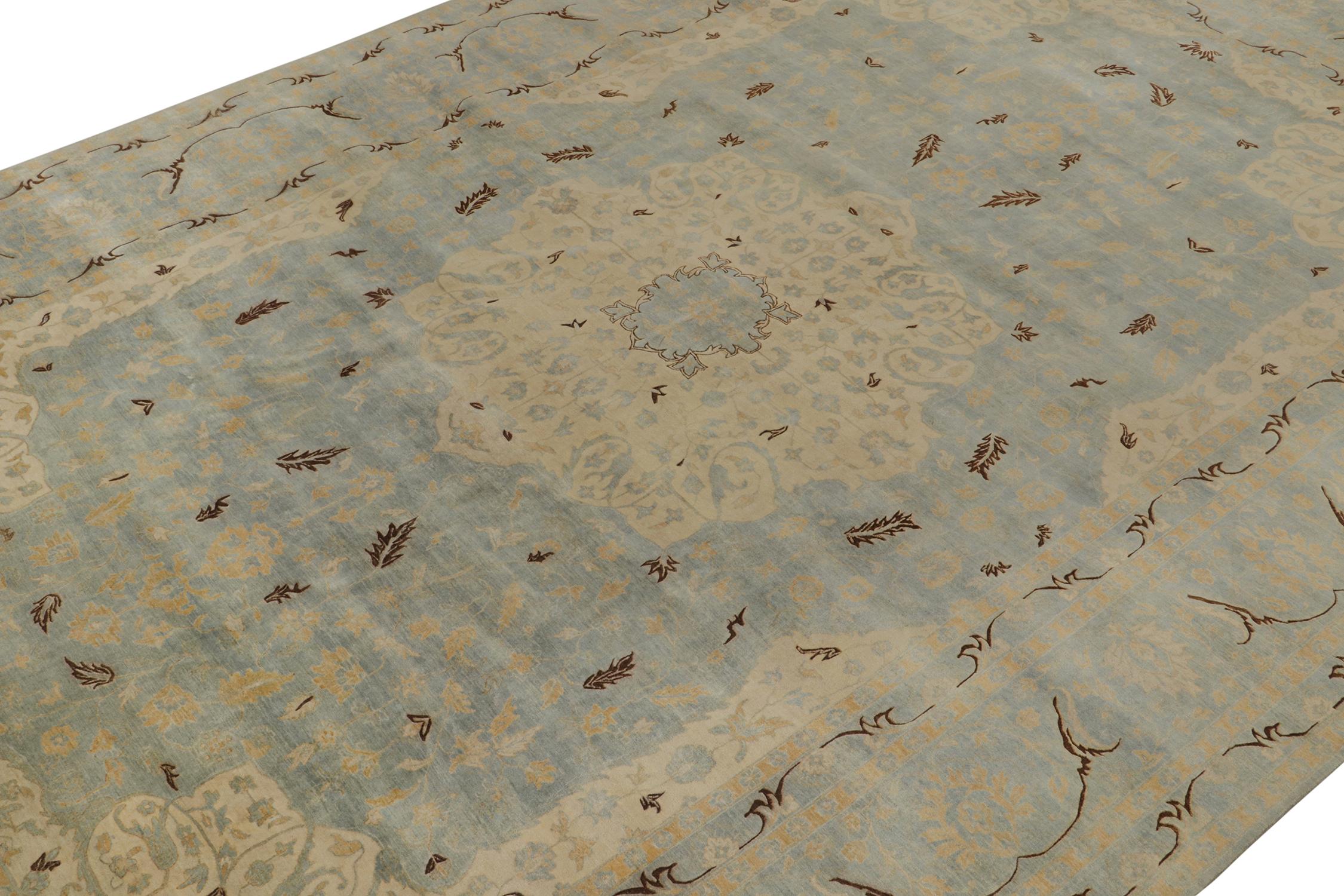 Indien Rug & Kilim's Persian Style Rug in Blue, Beige-Brown and Gold Floral Pattern (tapis de style persan à motifs floraux bleus, beiges et dorés) en vente