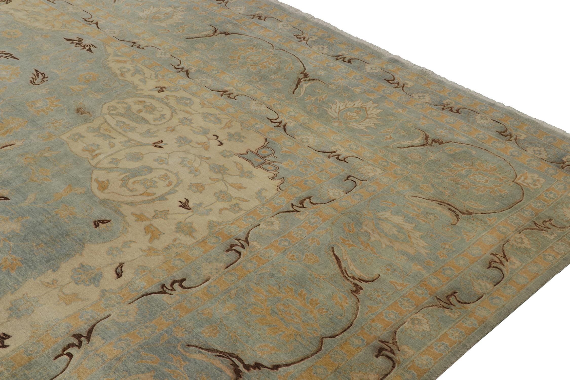 Annodato a mano Tappeto in stile persiano Rug & Kilim con motivi floreali blu, beige e marrone e oro in vendita