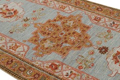 Tapis persan bleu avec médaillons floraux colorés de Rug & Kilim