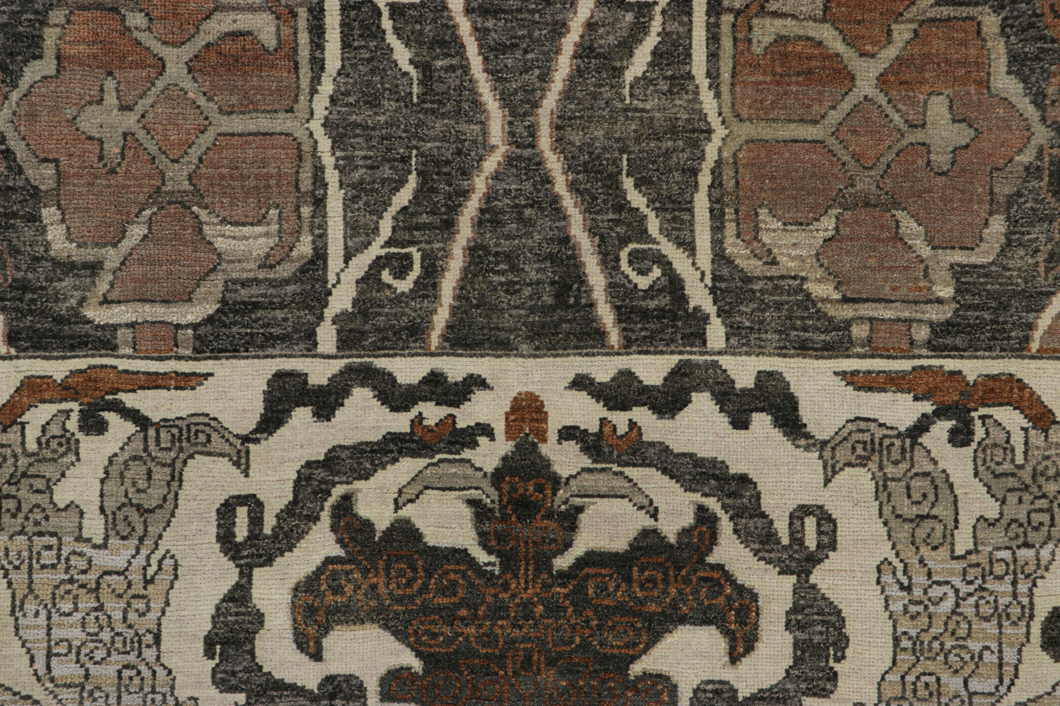 Moderne Rug & Kilim's Persian Style Rug in Brown and Charcoal Gray with Floral Patterns (tapis de style persan à motifs floraux) en vente
