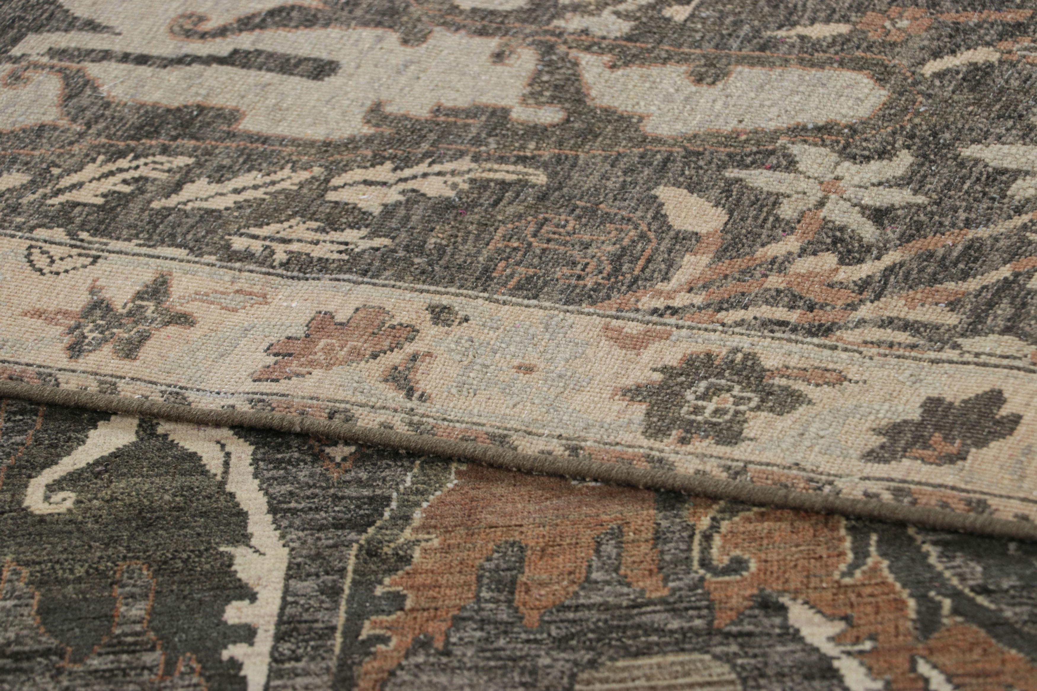 XXIe siècle et contemporain Rug & Kilim's Persian Style Rug in Brown and Charcoal Gray with Floral Patterns (tapis de style persan à motifs floraux) en vente