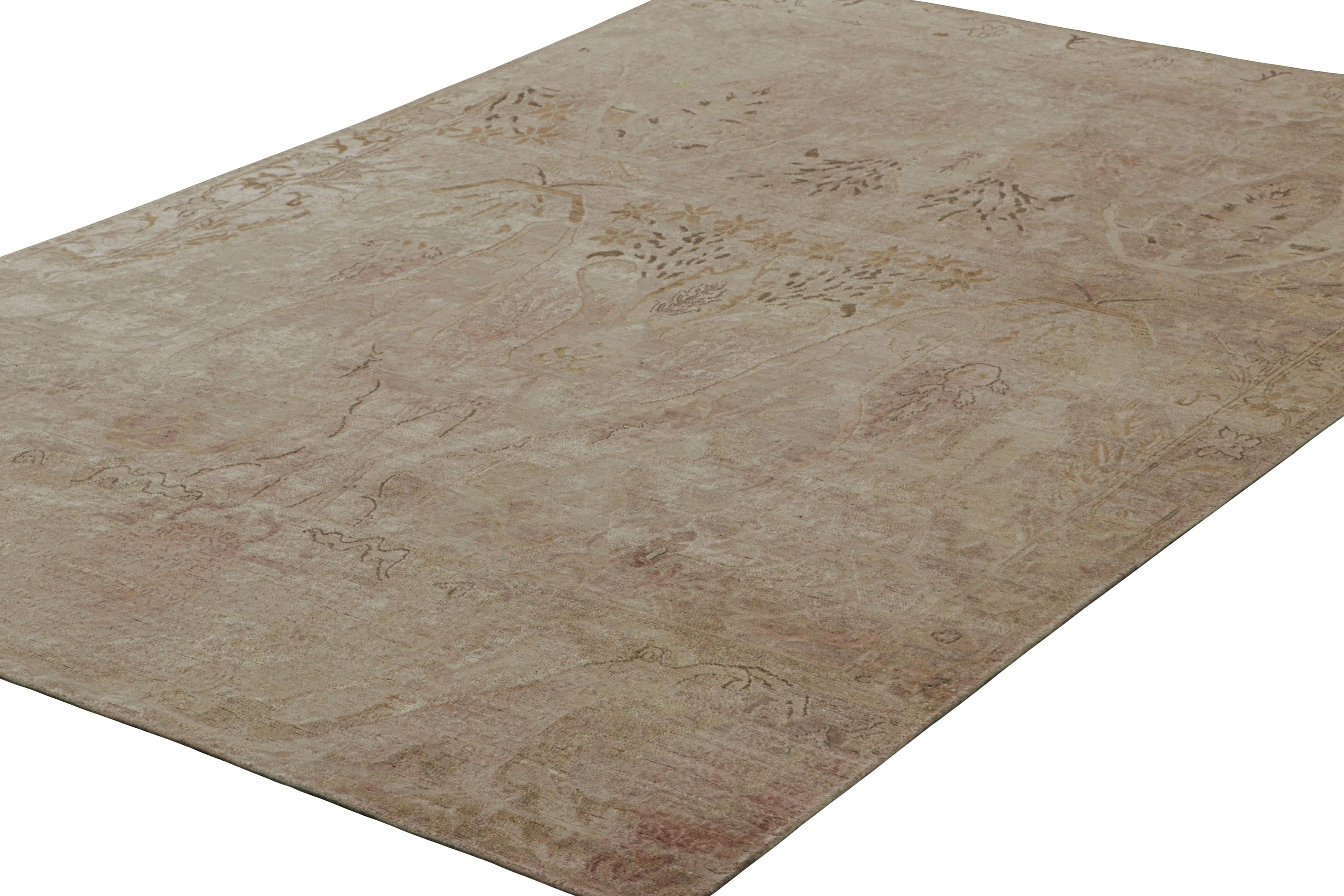 Indien Rug & Kilim's Persian Style Rug in Creamy Pink and Beige with Floral Patterns (Tapis persan rose et beige avec motifs floraux) en vente