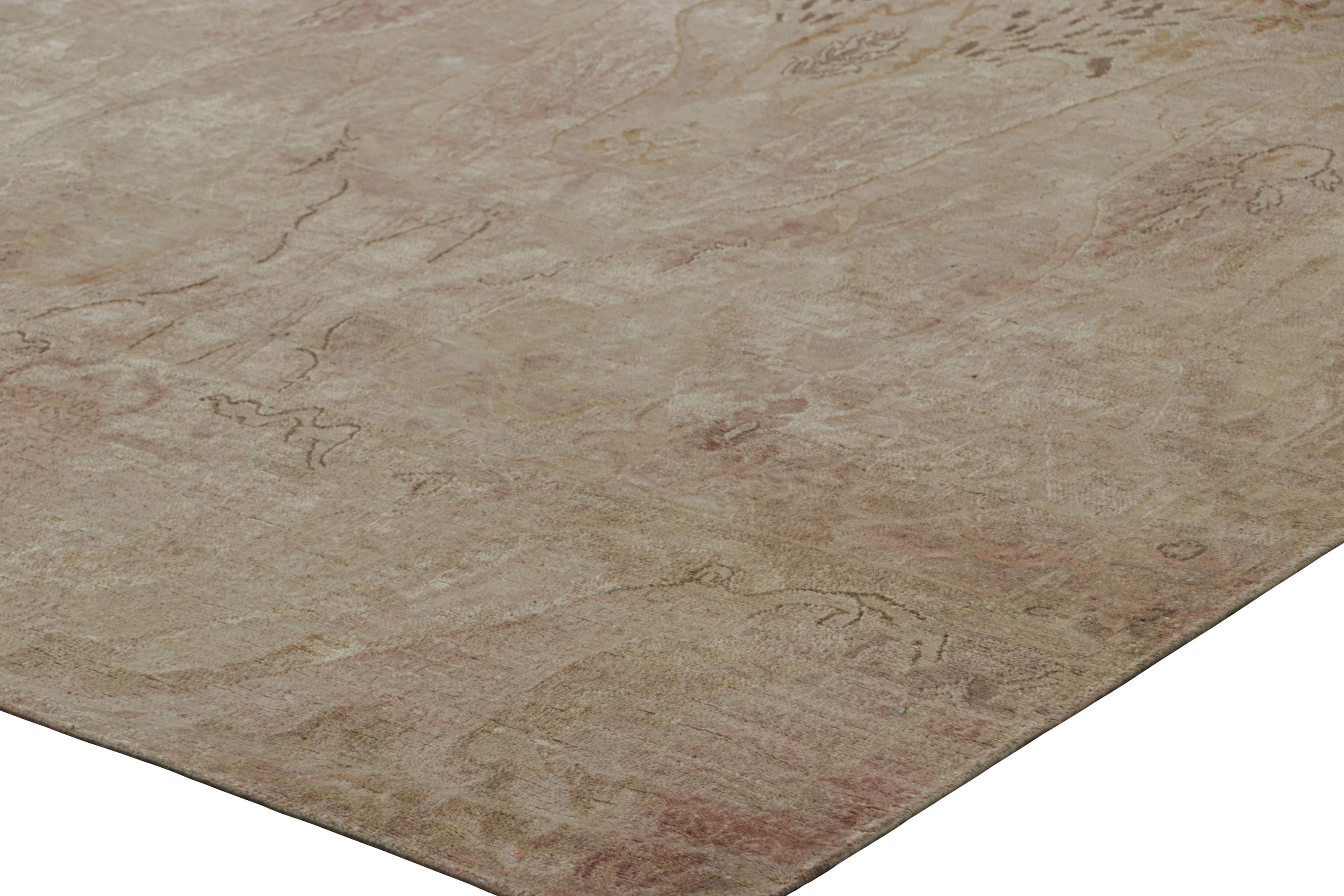 Rug & Kilim's Persian Style Rug in Creamy Pink and Beige with Floral Patterns (Tapis persan rose et beige avec motifs floraux) Neuf - En vente à Long Island City, NY