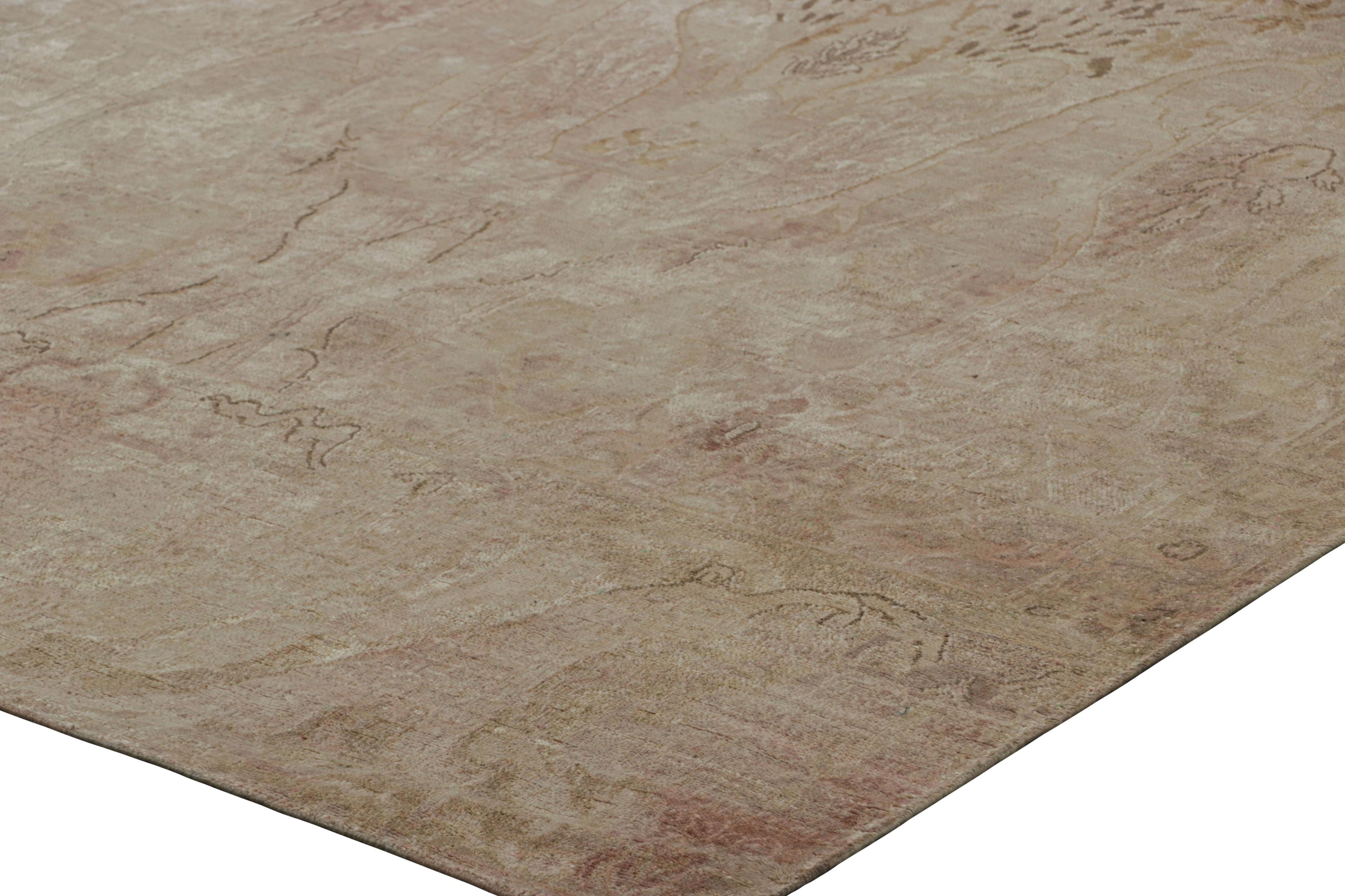 XXIe siècle et contemporain Rug & Kilim's Persian Style Rug in Creamy Pink and Beige with Floral Patterns (Tapis persan rose et beige avec motifs floraux) en vente