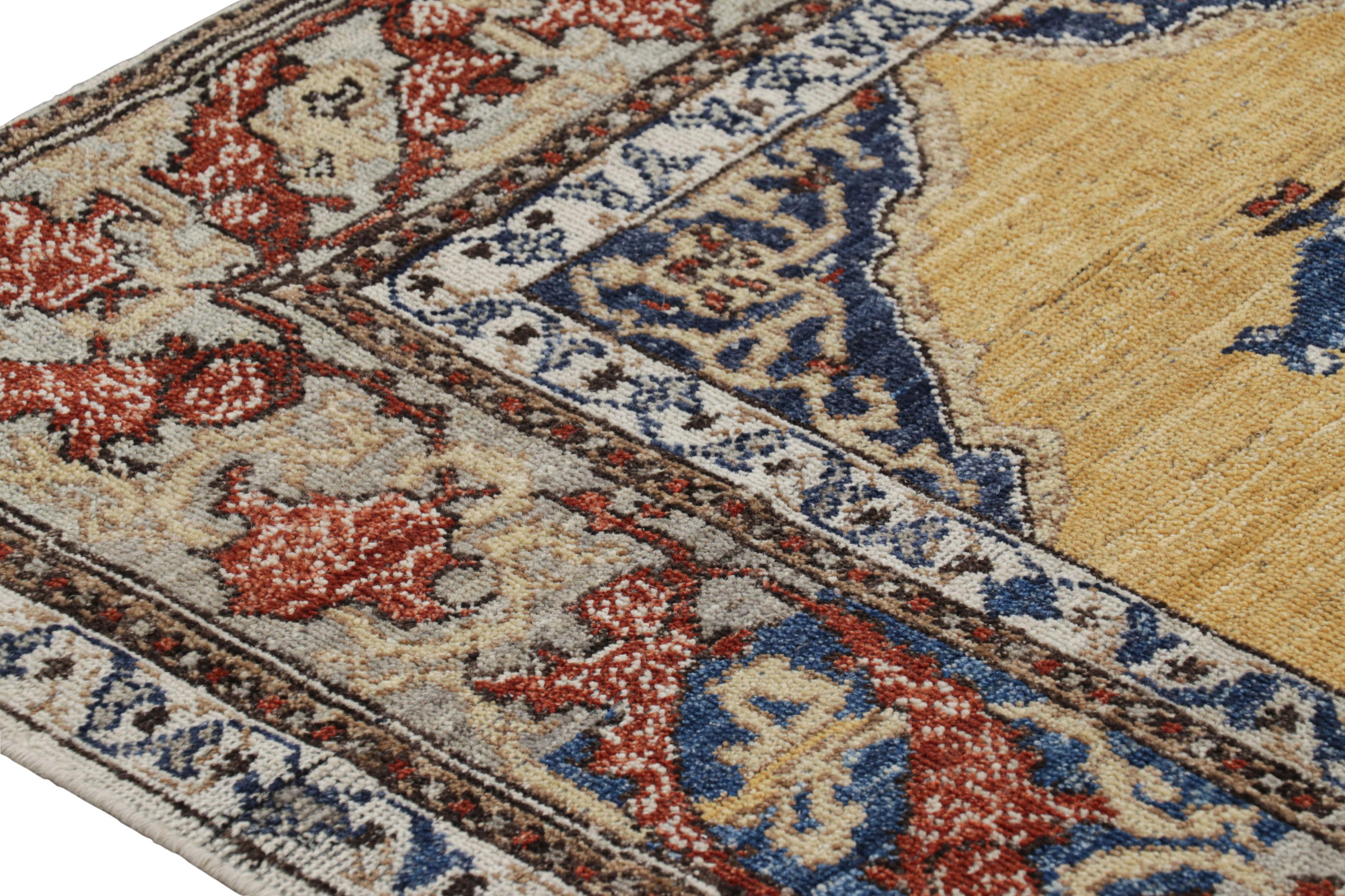 Indiano Tappeto in stile persiano Rug & Kilim in oro e rosso con medaglione in vendita