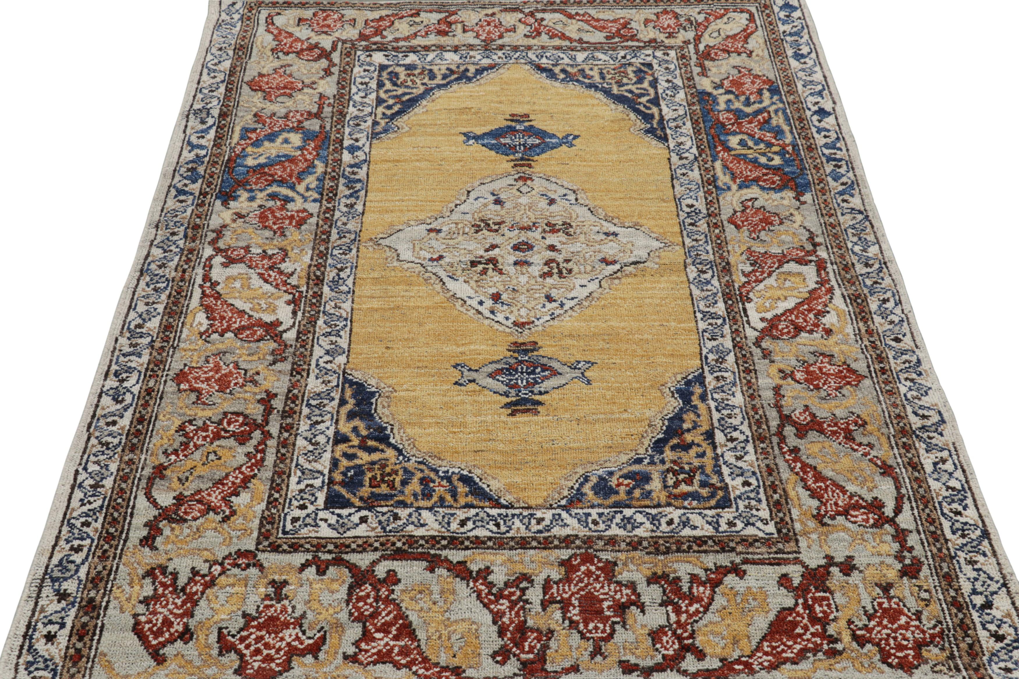 Noué à la main Rug & Kilim's Tapis de style persan en or et rouge avec médaillon en vente