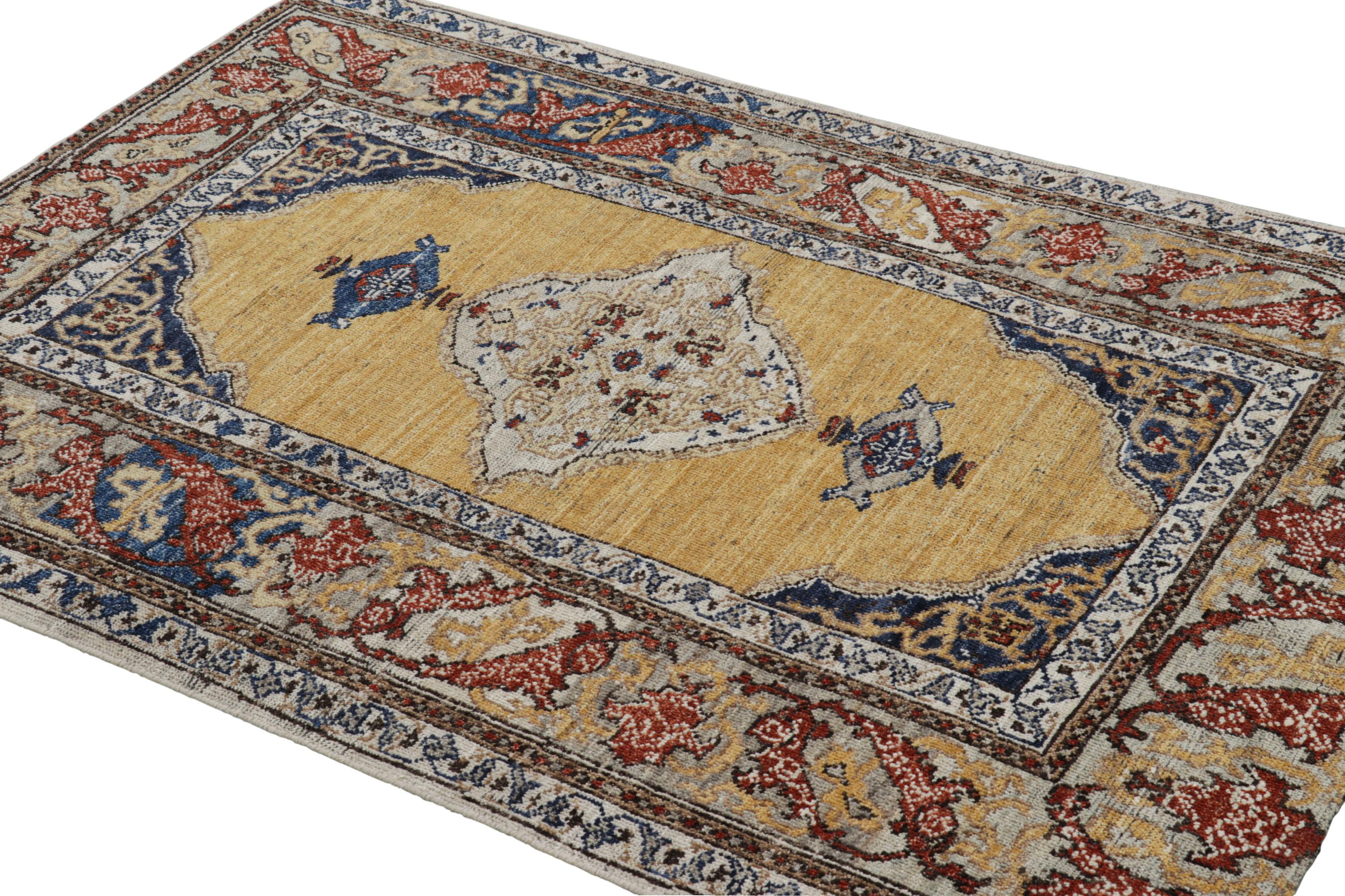 Tappeto in stile persiano Rug & Kilim in oro e rosso con medaglione In condizioni Nuovo in vendita a Long Island City, NY