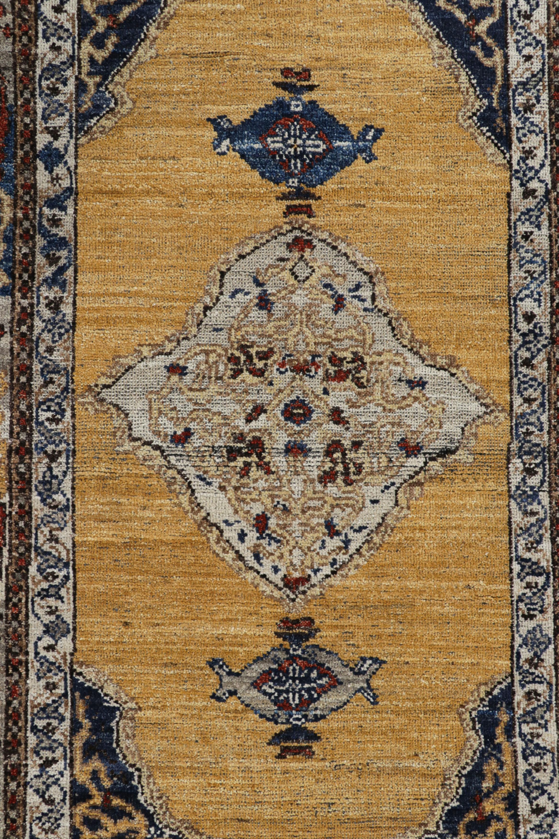 XXI secolo e contemporaneo Tappeto in stile persiano Rug & Kilim in oro e rosso con medaglione in vendita