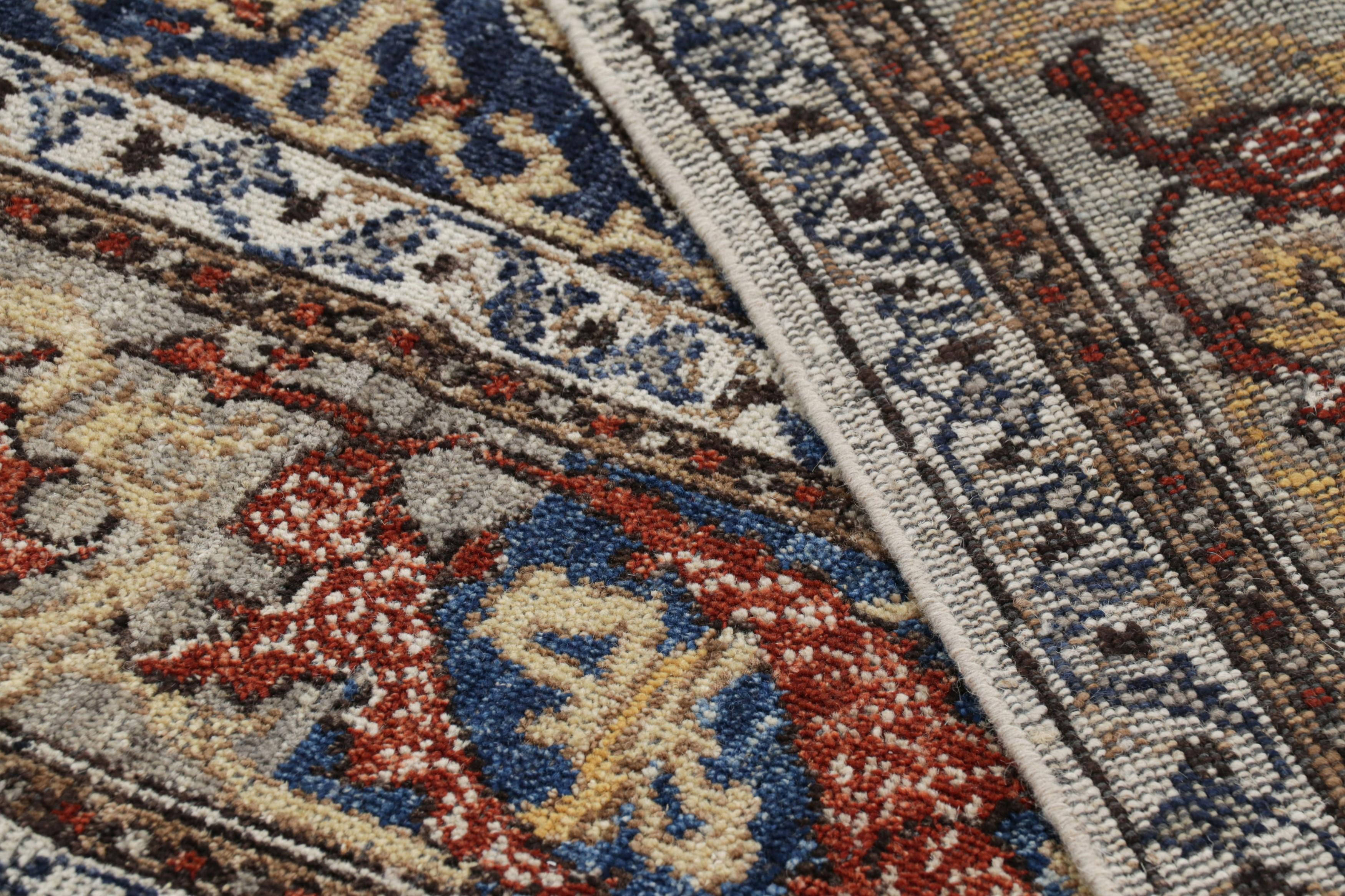 Lana Tappeto in stile persiano Rug & Kilim in oro e rosso con medaglione in vendita
