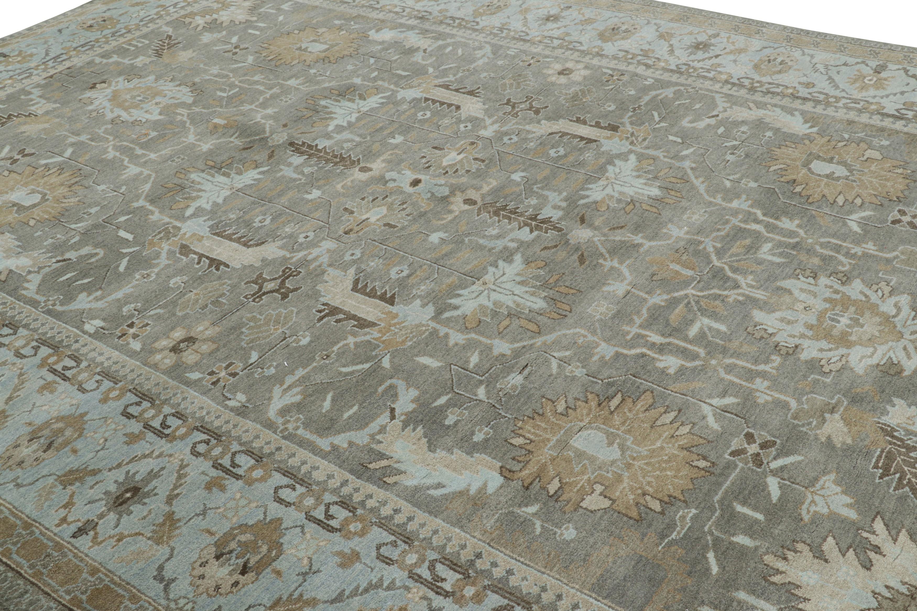Annodato a mano in lana, questo tappeto 10x14 è un'audace rivisitazione di antichi tappeti persiani in una delle più eleganti nuove collezioni Modern Classics di Rug & Kilim.

Sul design: 

Questo pezzo presenta un campo grigio nuvoloso che