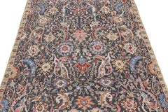 Grauer Teppich im persischen Stil mit lebhaften Blumenmustern von Rug & Kilim