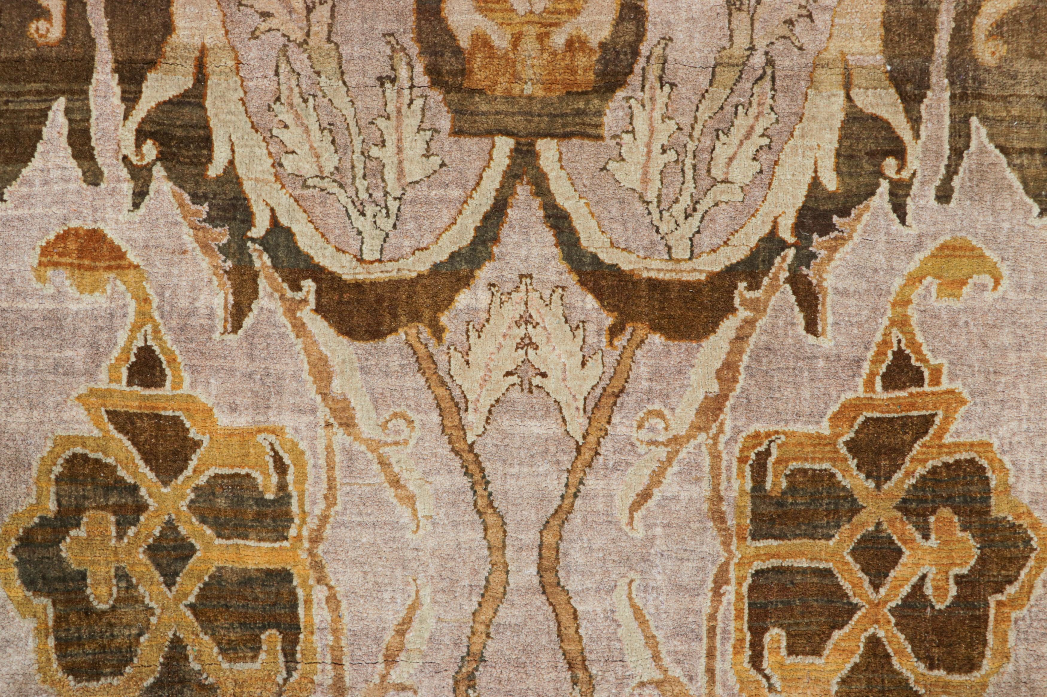 Rug & Kilim's Teppich im persischen Stil in Lavendel mit braunen und goldenen Blumenmustern (Moderne) im Angebot