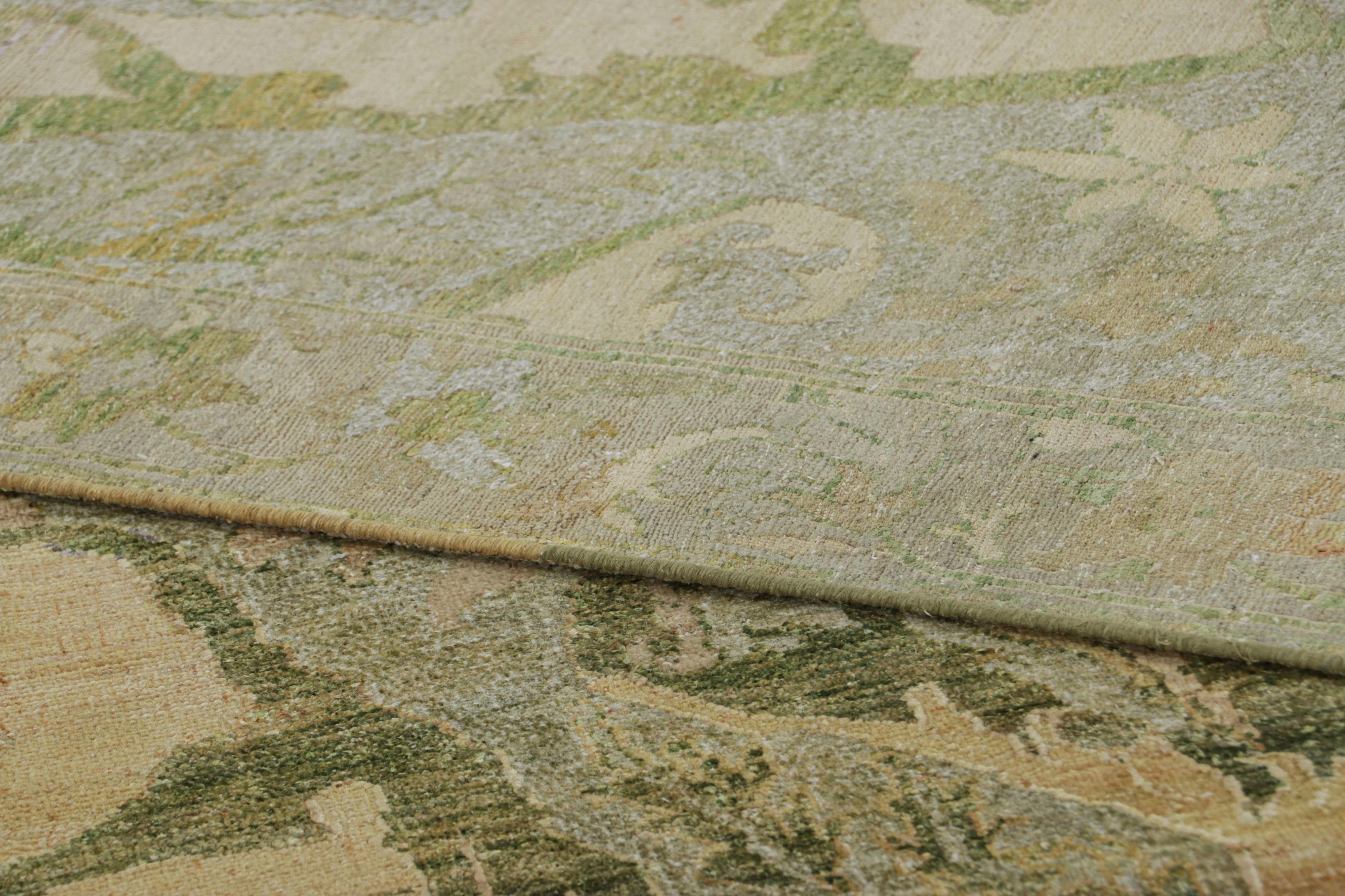 XXIe siècle et contemporain Rug & Kilim's Persian Style Rug in Light Green and Taupe with Floral Patterns (tapis de style persan en vert clair et taupe avec motifs floraux) en vente