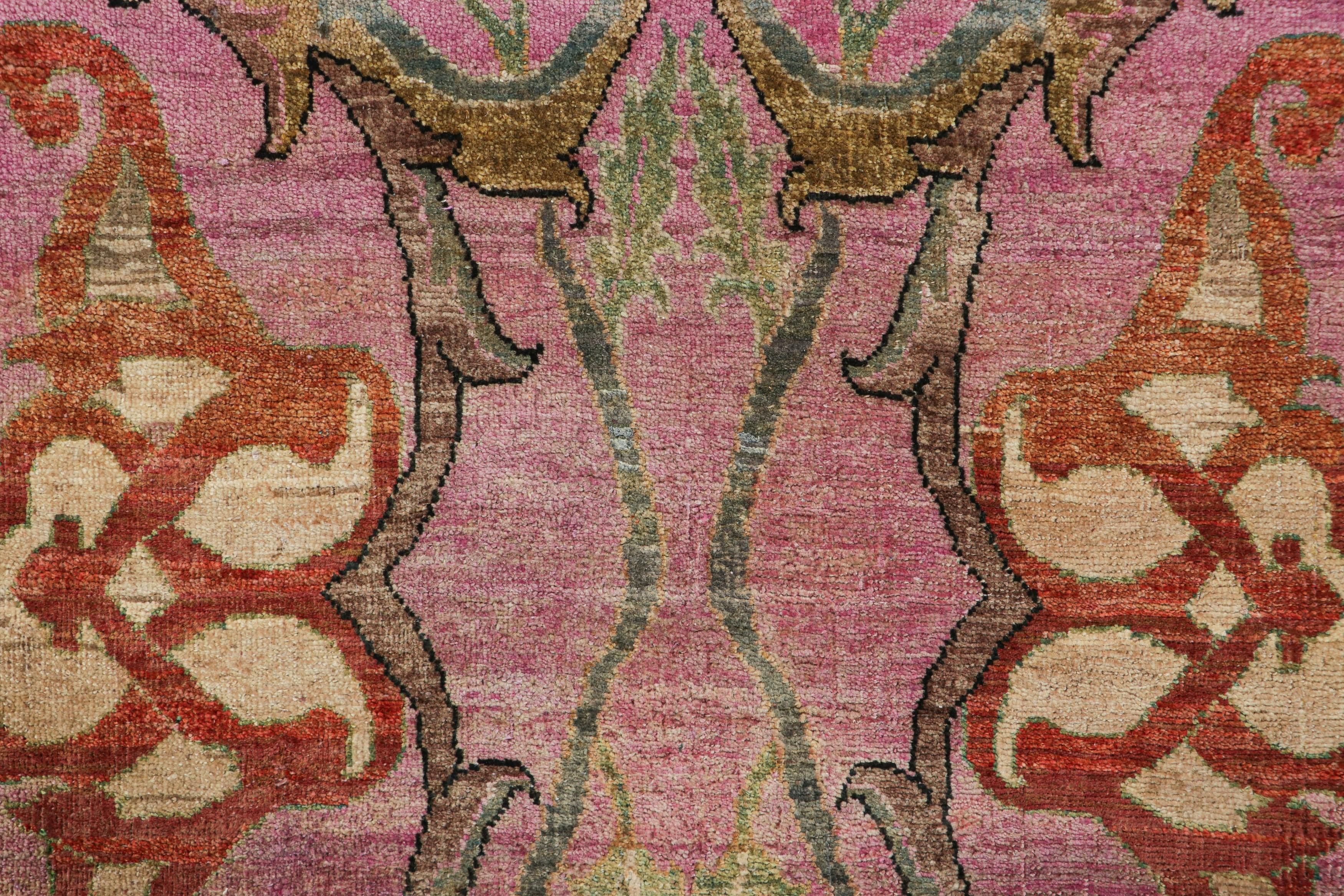 Moderno Tappeto in stile persiano Rug & Kilim in rosa e beige-marrone con motivi floreali in vendita