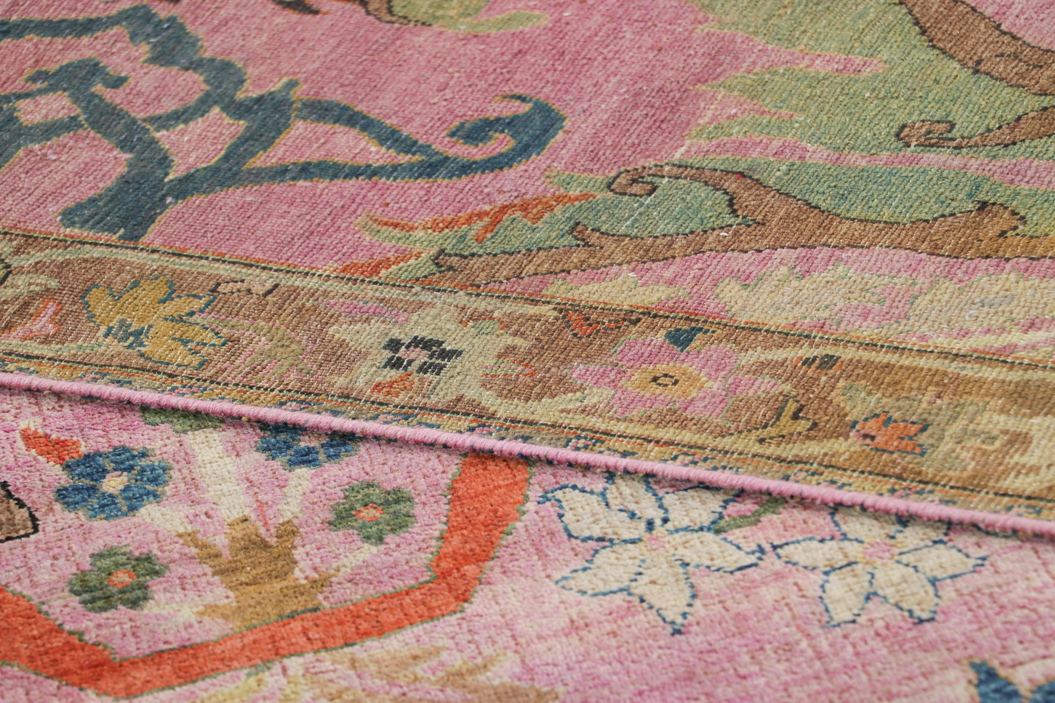 XXI secolo e contemporaneo Tappeto in stile persiano Rug & Kilim in rosa e beige-marrone con motivi floreali in vendita