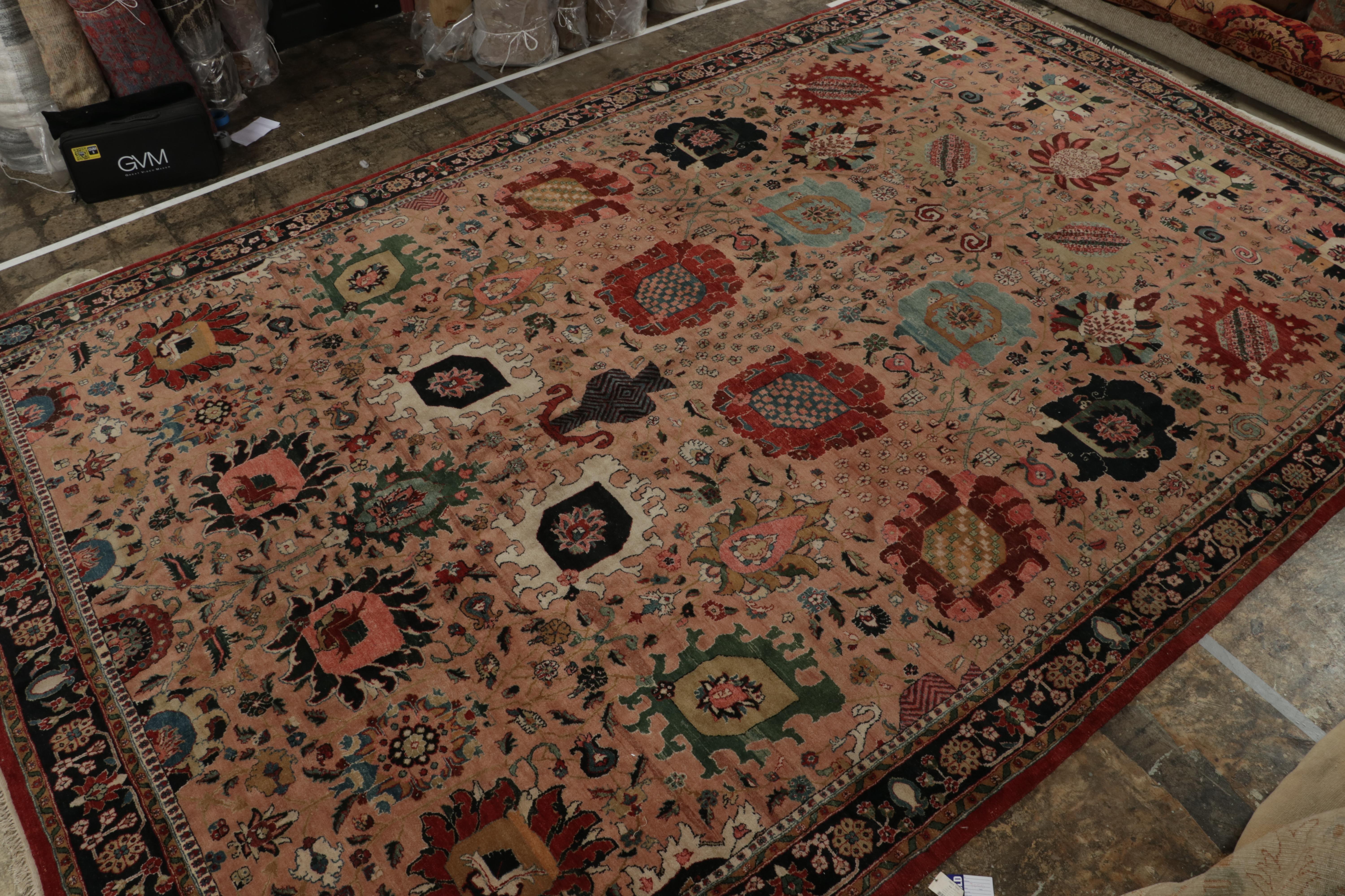 Un tappeto in lana 12x19 annodato a mano, appartenente alla collezione Modern Classics di Rug & Kilim.
Ulteriori informazioni sul design:
L'ingegno che sta dietro a questo pezzo rappresenta una splendida unione di stili di tappeti persiani antichi e