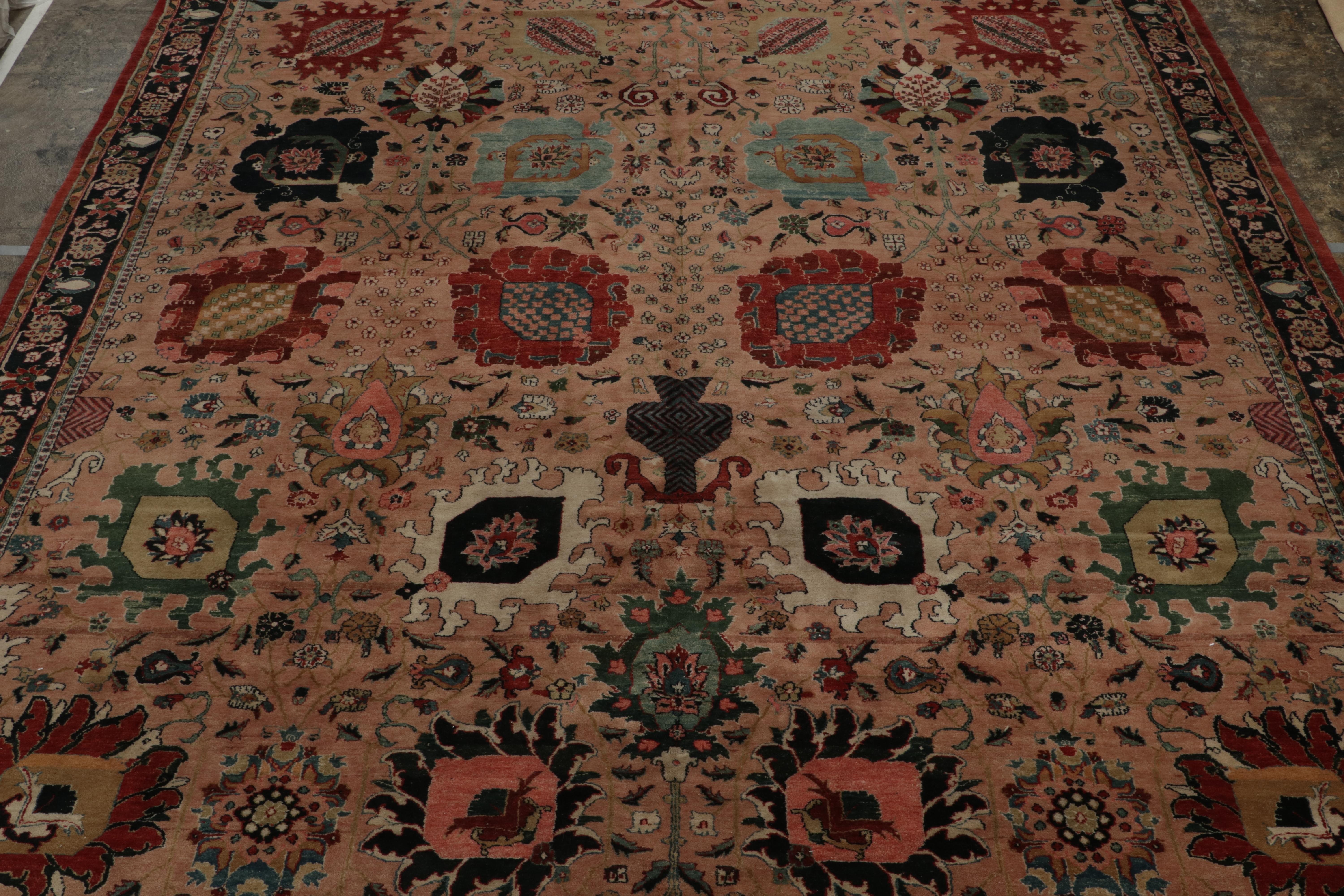 Indien Tapis de style persan rose à motifs floraux polychromes de Rug & Kilim en vente