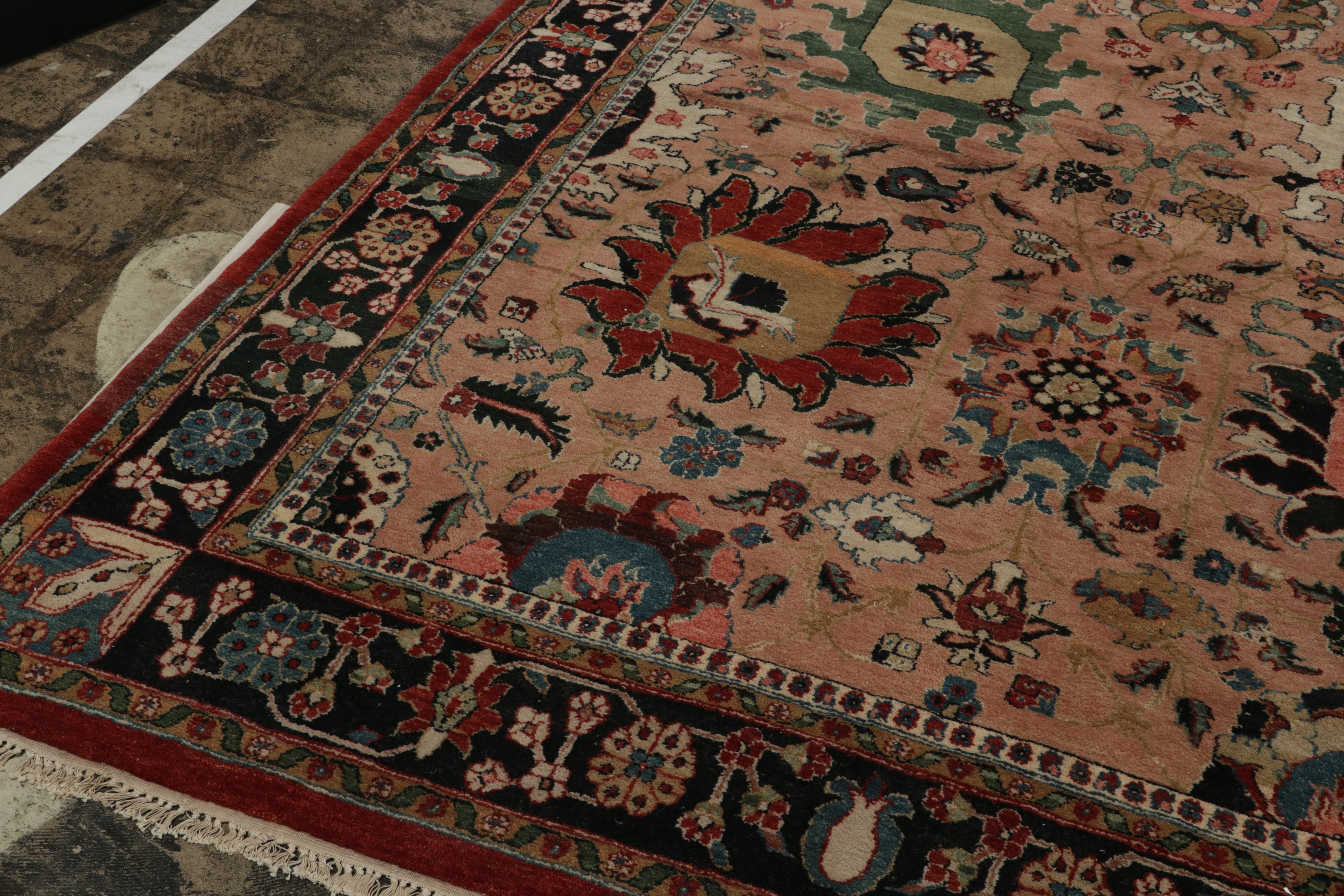 Laine Tapis de style persan rose à motifs floraux polychromes de Rug & Kilim en vente