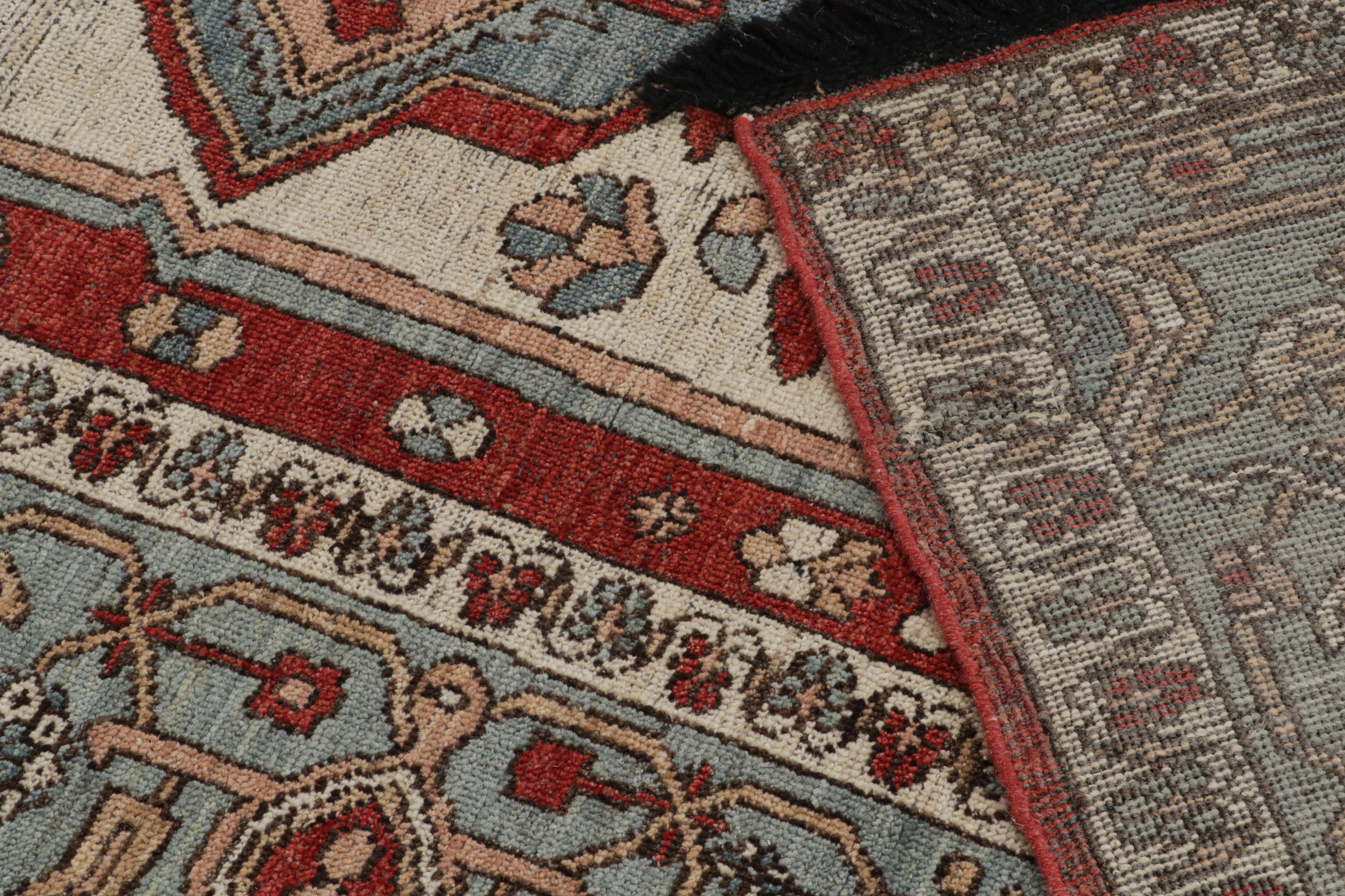 XXIe siècle et contemporain Tapis de style persan à motifs rouges, bleus et blancs de Rug & Kilim en vente