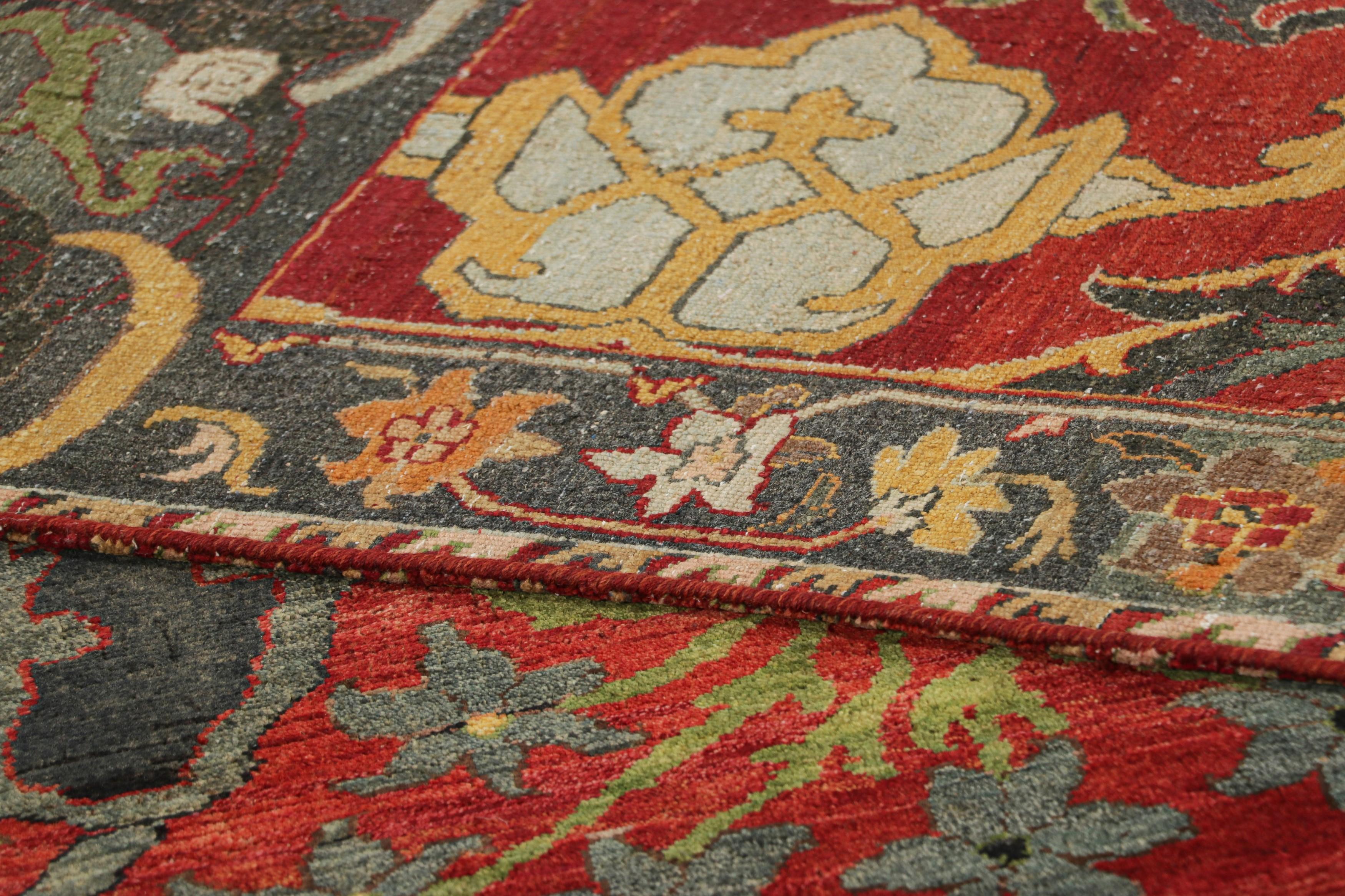XXI secolo e contemporaneo Tappeto in stile persiano Rug & Kilim in rosso, oro e nero con motivi floreali in vendita