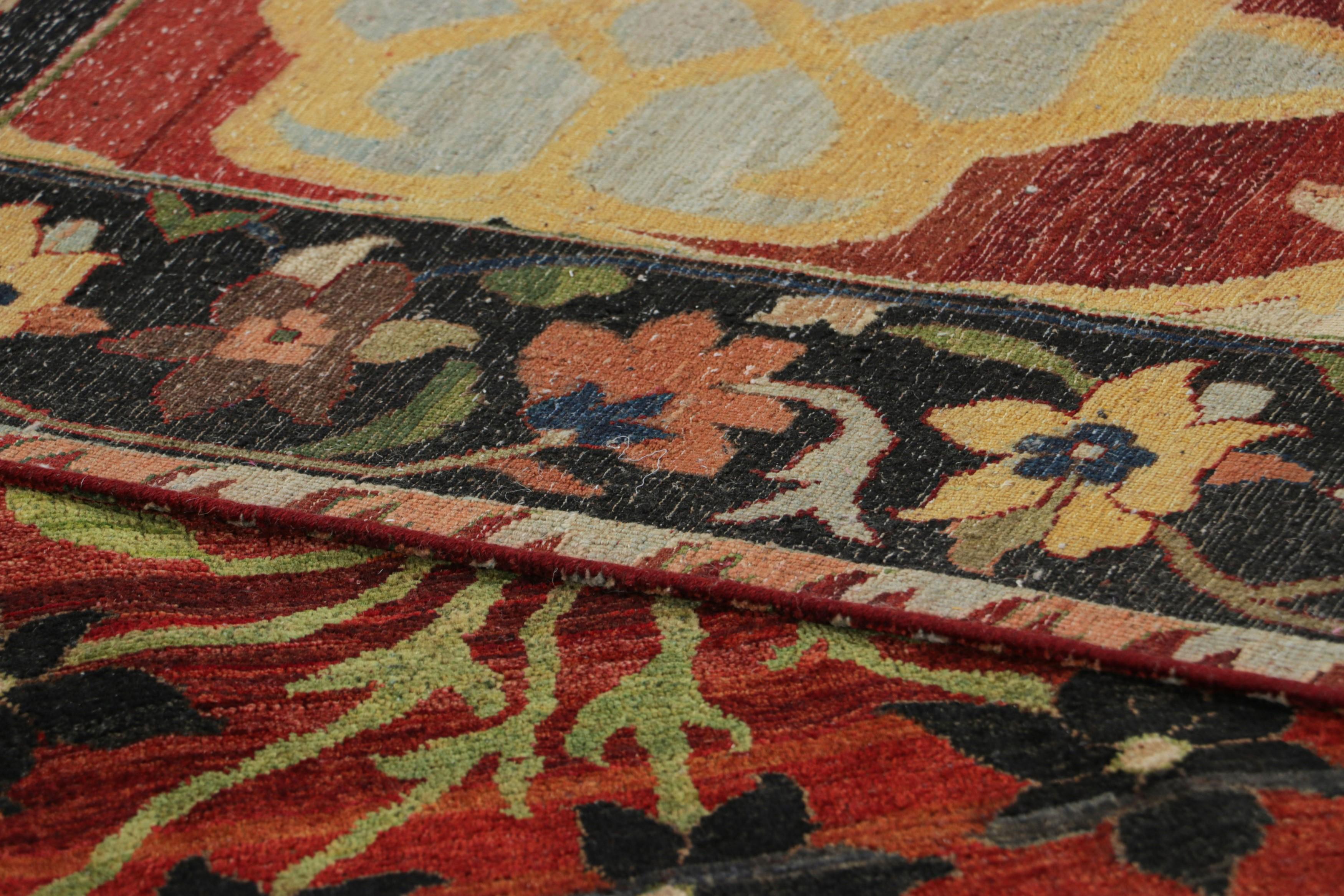 Alfombra de estilo persa de Rug & Kilim en rojo, dorado y negro con motivos florales Siglo XXI y contemporáneo en venta