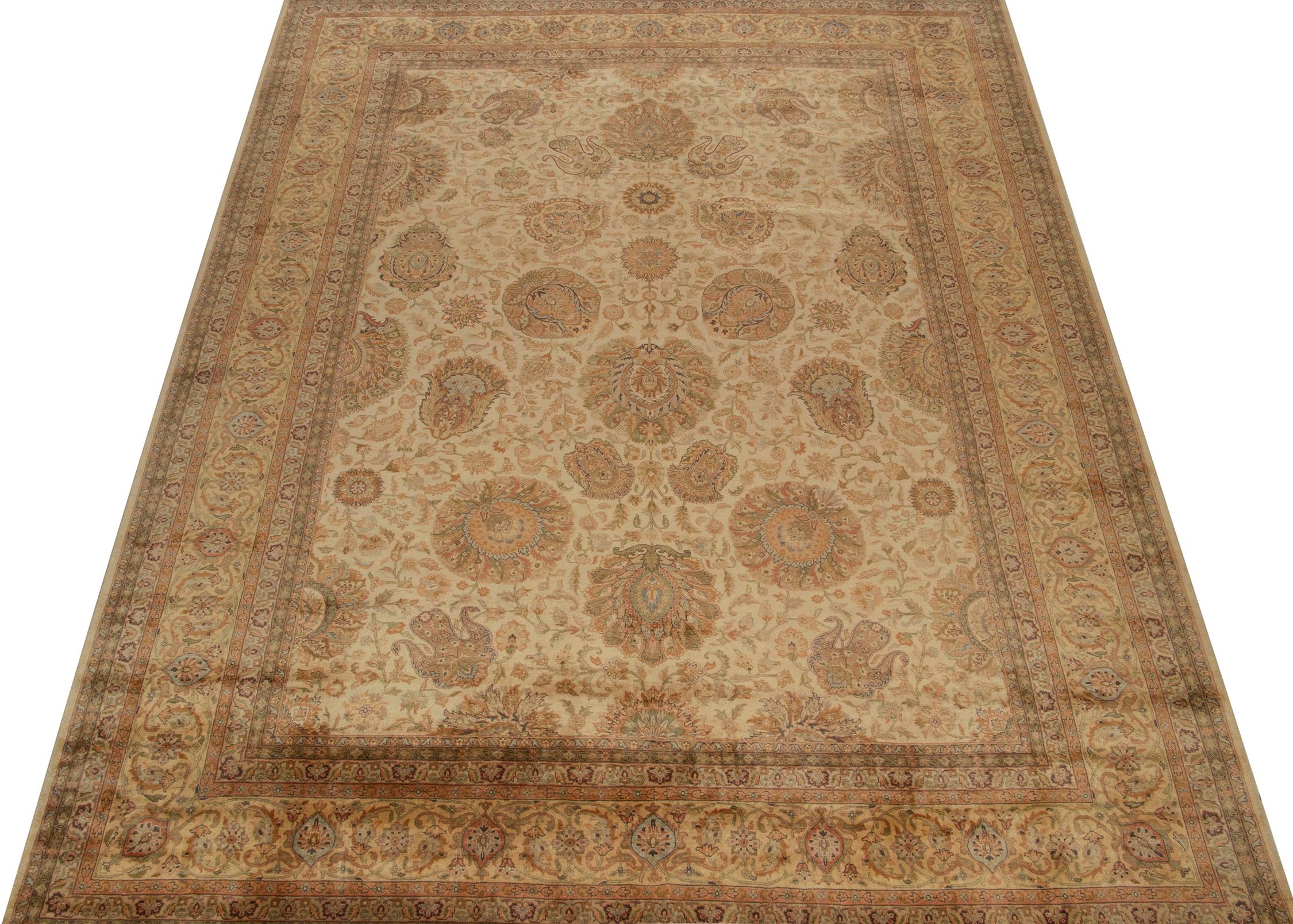 Indien Rug & Kilim's Persian Style Rug with Gold and Beige-Brown Floral Pattern (tapis de style persan avec motifs floraux or et beige-brun) en vente