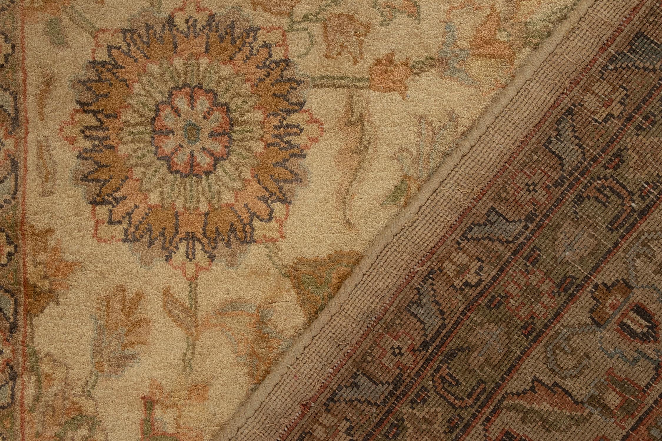 Laine Rug & Kilim's Persian Style Rug with Gold and Beige-Brown Floral Pattern (tapis de style persan avec motifs floraux or et beige-brun) en vente