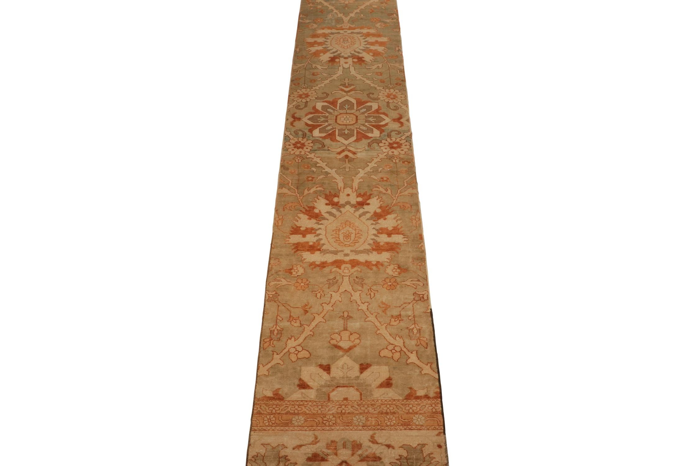 Ein übergroßes Mustertuch mit 3x22 Läufern, inspiriert von persischen Sultanabad-Teppichen aus der Modern Classics Collection'S von Rug & Kilim. Handgeknüpft aus Wolle, ein Zusammenspiel von warmen Tönen in floralen Mustern mit klassischer