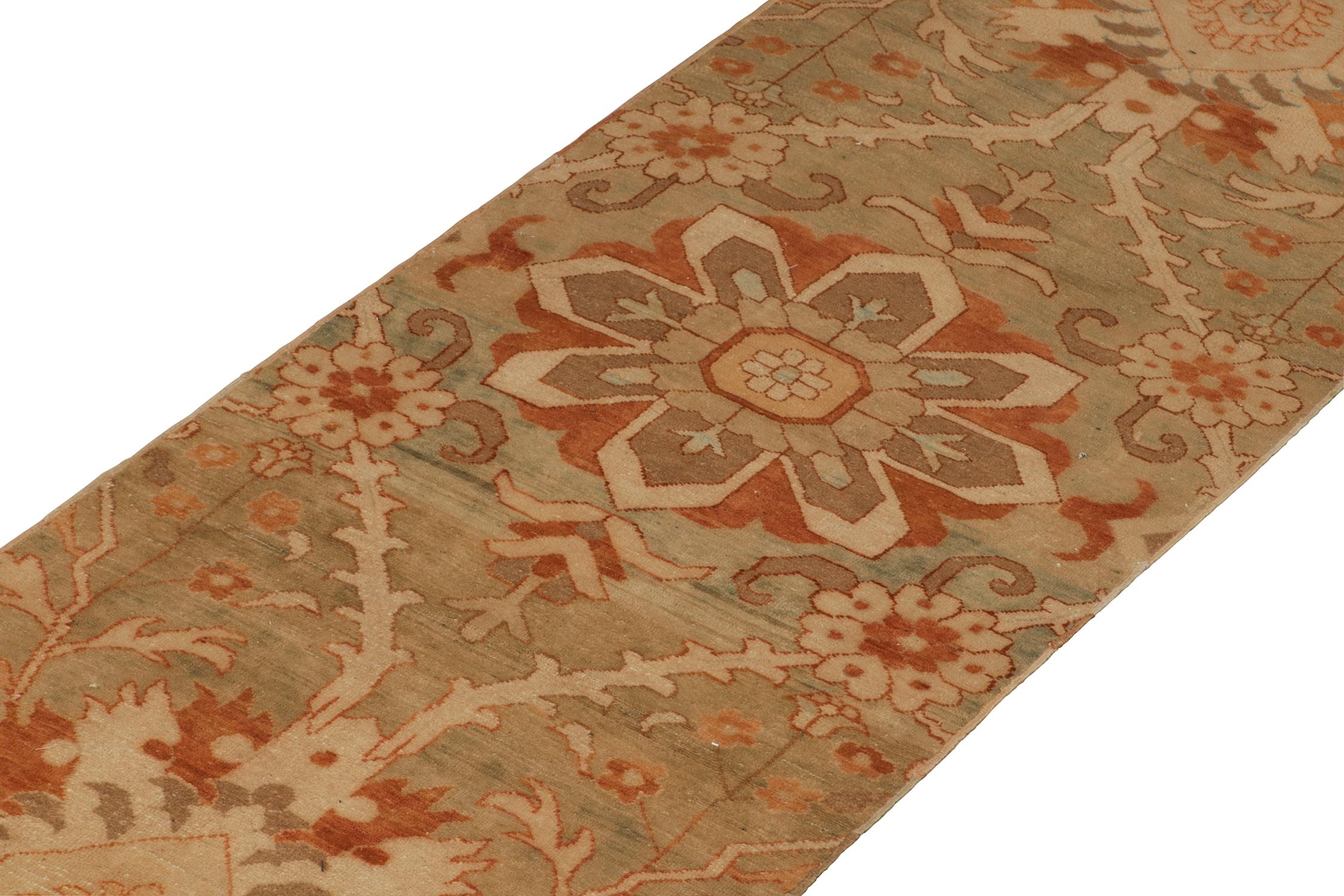Rug & Kilim's Läufer im persischen Stil in Beige, Blau & Rot mit Blumenmustern (Sultanabad) im Angebot