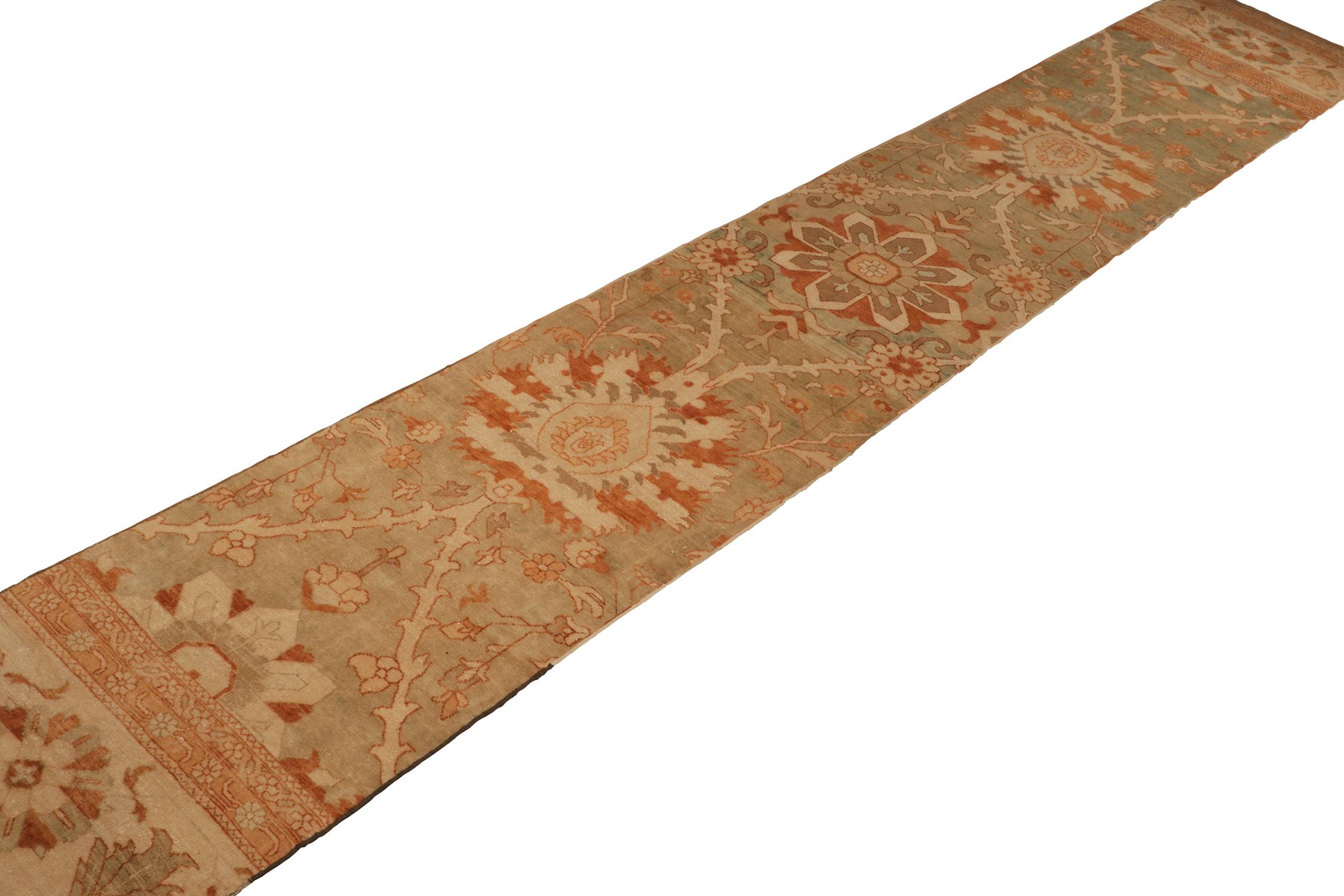 Rug & Kilim's Läufer im persischen Stil in Beige, Blau & Rot mit Blumenmustern (Persisch) im Angebot