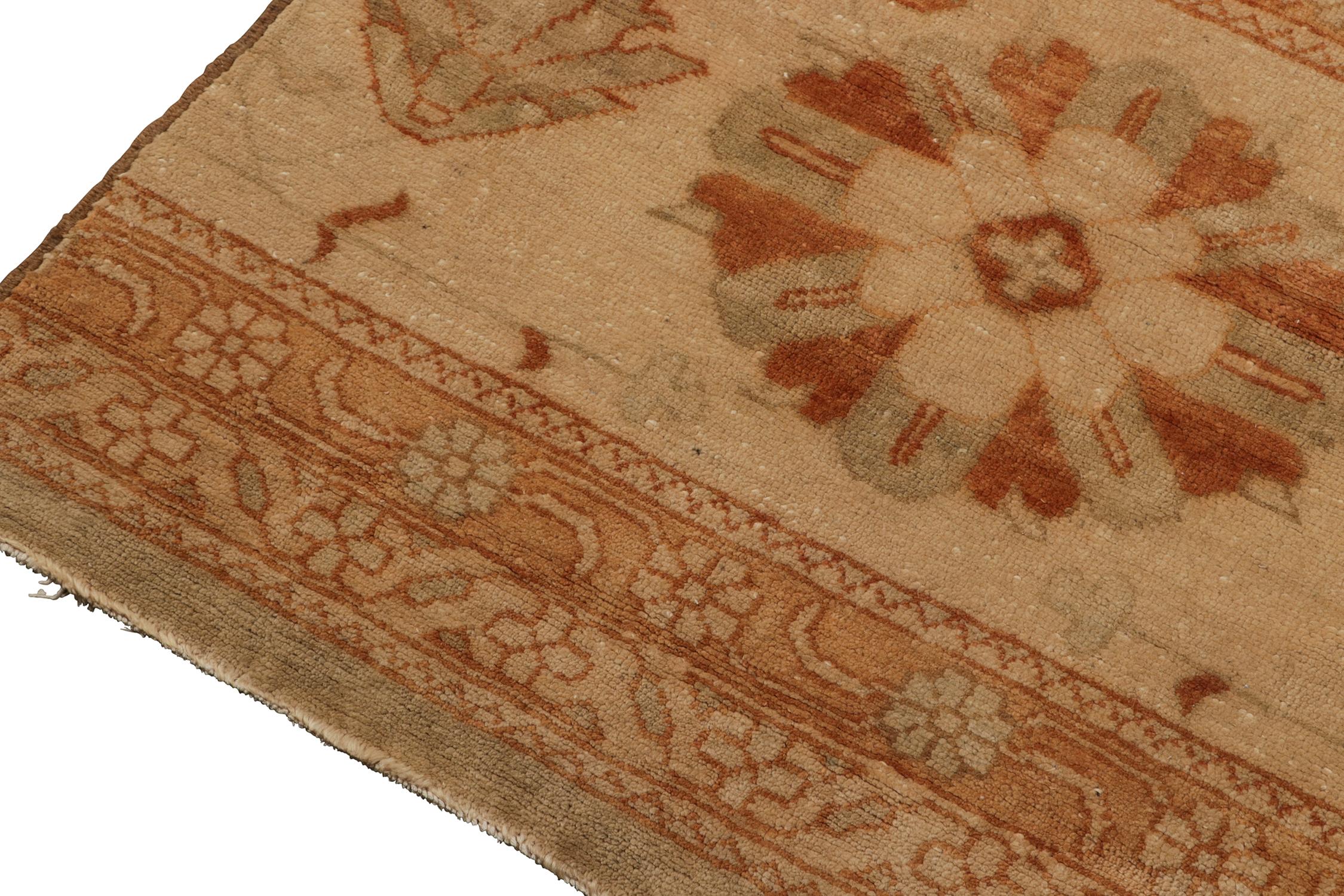 Rug & Kilim's Läufer im persischen Stil in Beige, Blau & Rot mit Blumenmustern (Handgeknüpft) im Angebot