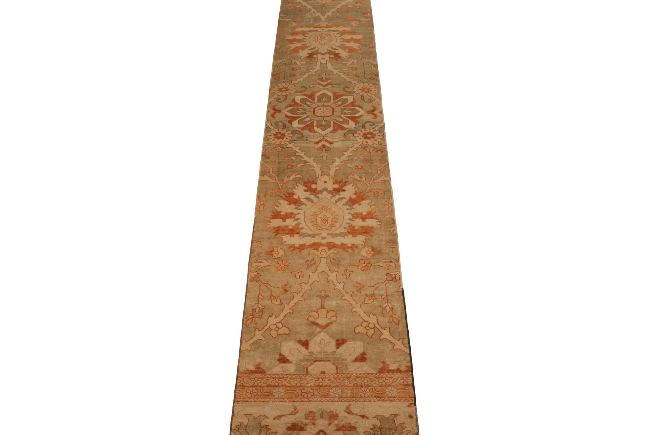Un échantillon de tapis surdimensionné 3x22 inspiré des tapis persans Sultanabad de la collection Modern Classics de Rug & Kilim. Noué à la main en laine, jouant sur une confluence de tons chauds dans des motifs floraux à la grâce classique.
Plus