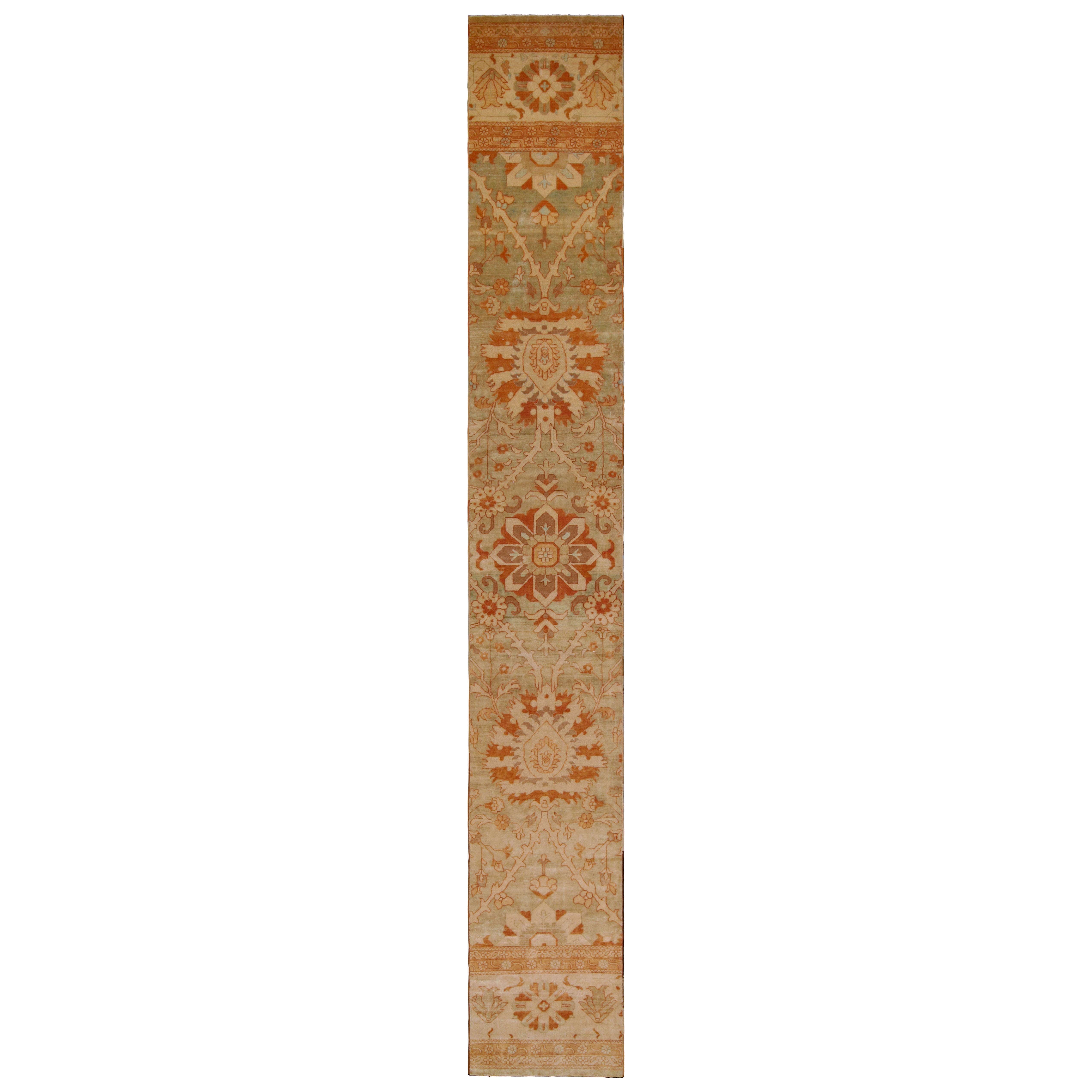 Runner in stile persiano di Rug & Kilim con motivo floreale beige, blu e rosso in vendita