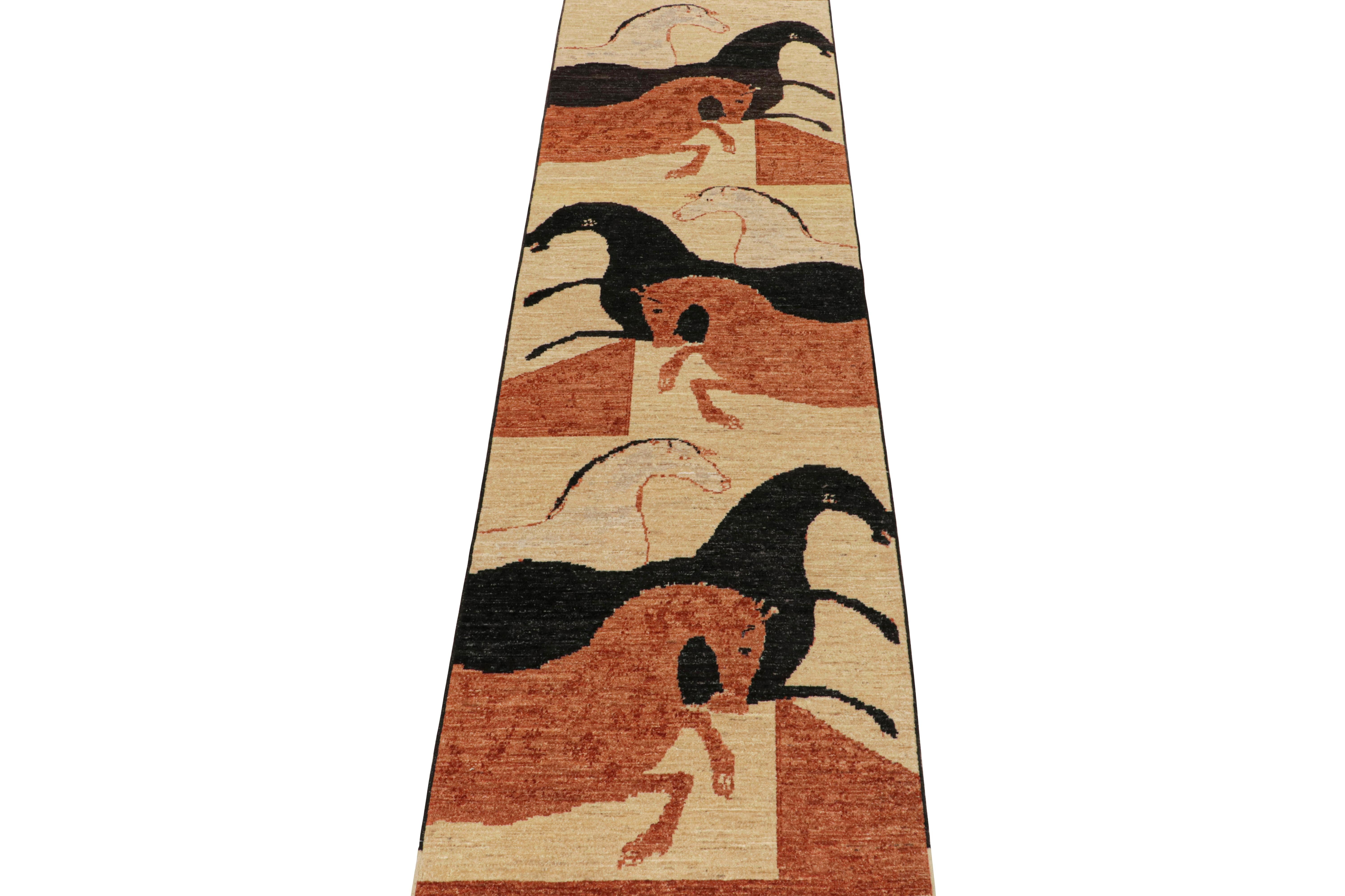 Noué à la main Rug & Kilim’s Persian Style Runner in Beige with Pink and Black Horse Pictorials en vente