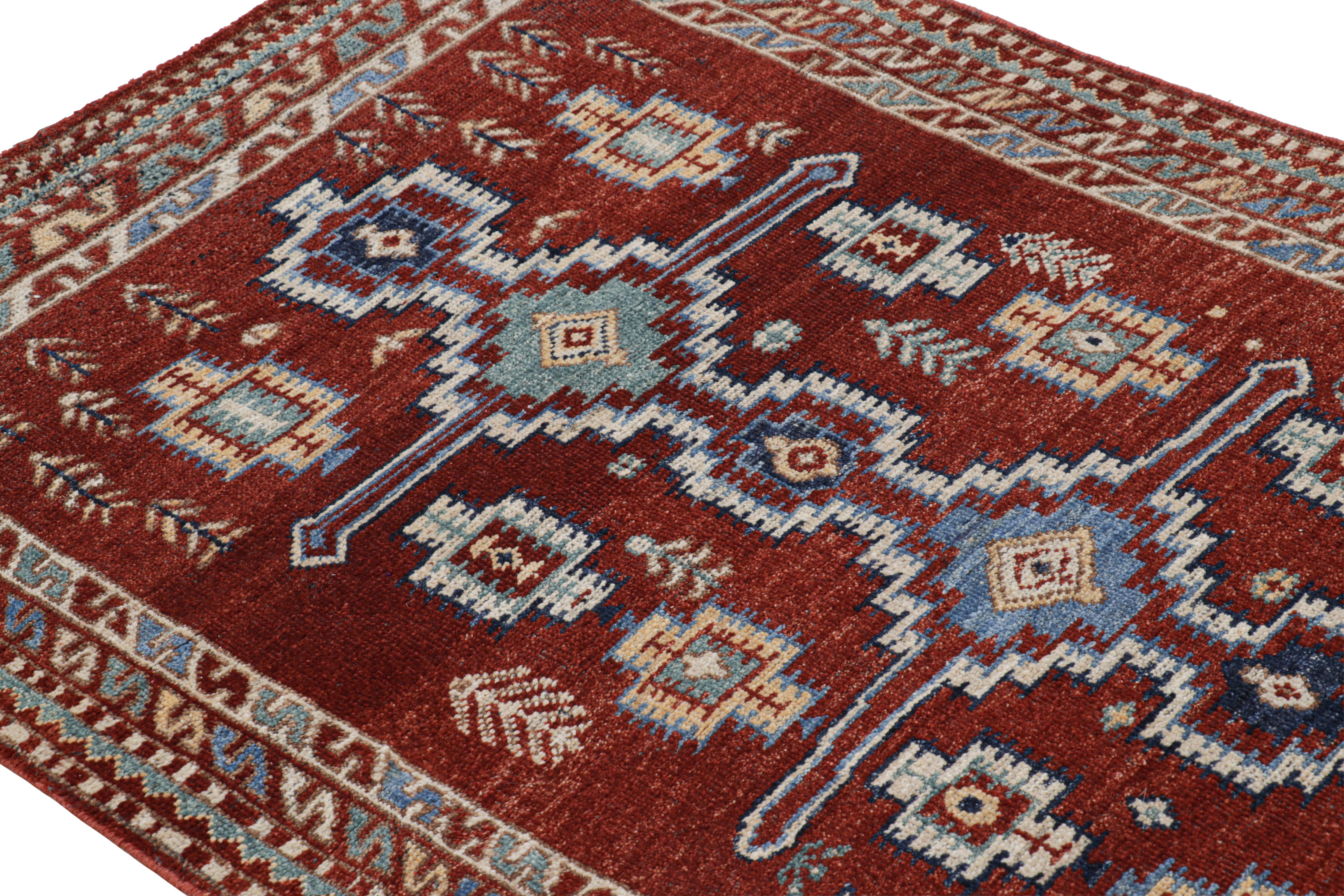 Rug & Kilims Läufer im persischen Stil in Rot mit blauen, geometrischen Medaillons (Stammeskunst) im Angebot