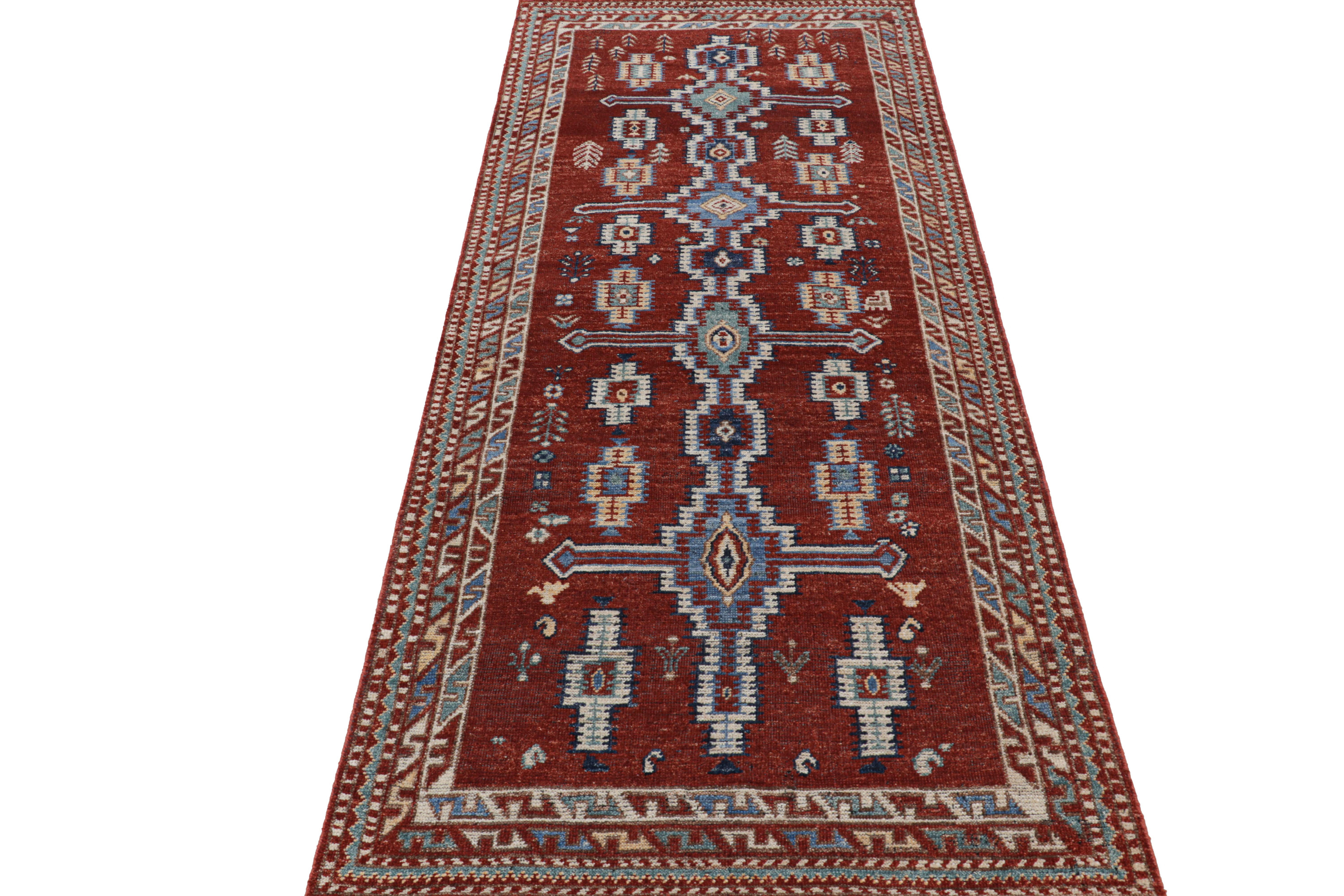 Rug & Kilims Läufer im persischen Stil in Rot mit blauen, geometrischen Medaillons (Indisch) im Angebot