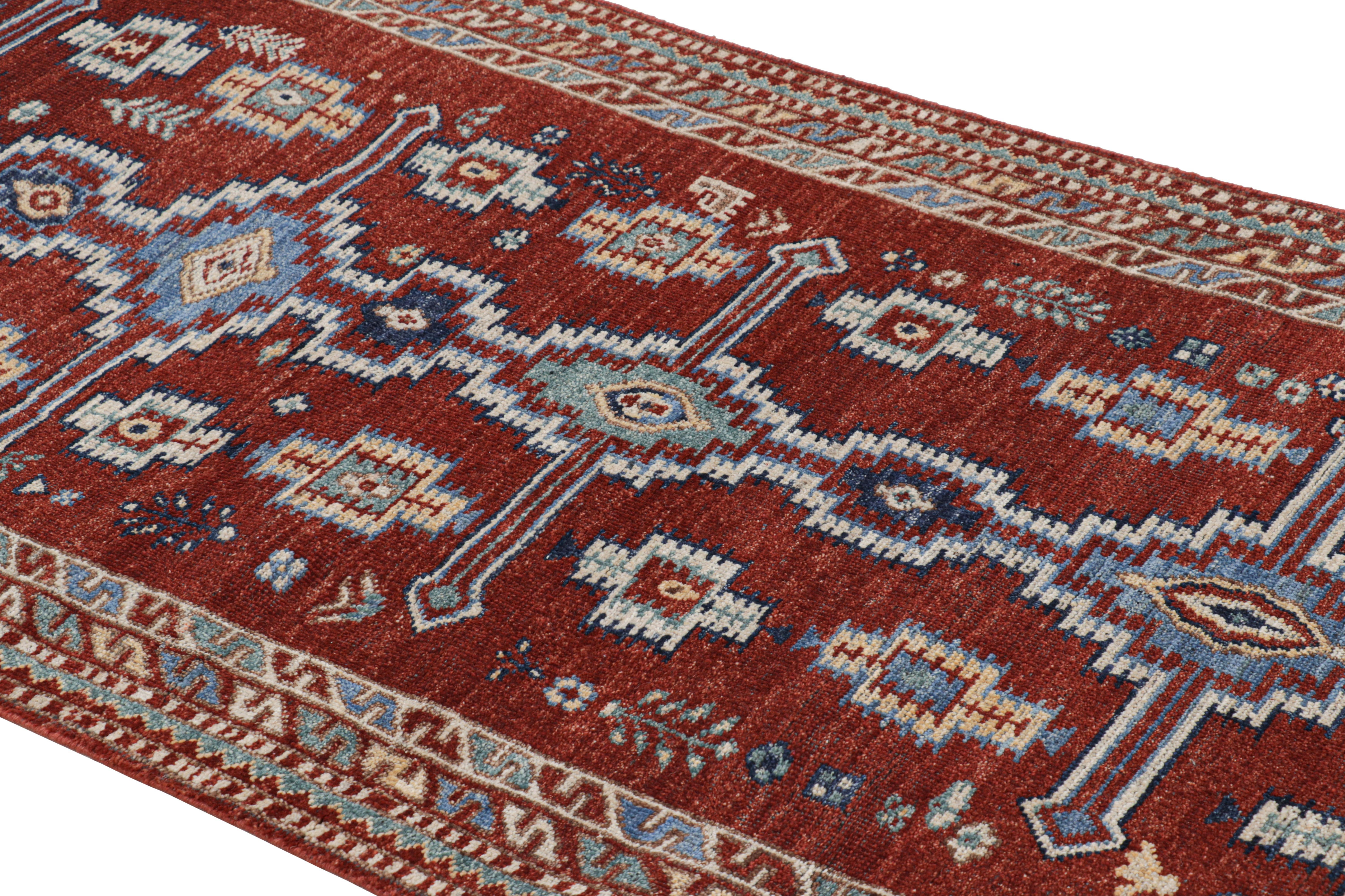 Rug & Kilims Läufer im persischen Stil in Rot mit blauen, geometrischen Medaillons (Handgeknüpft) im Angebot