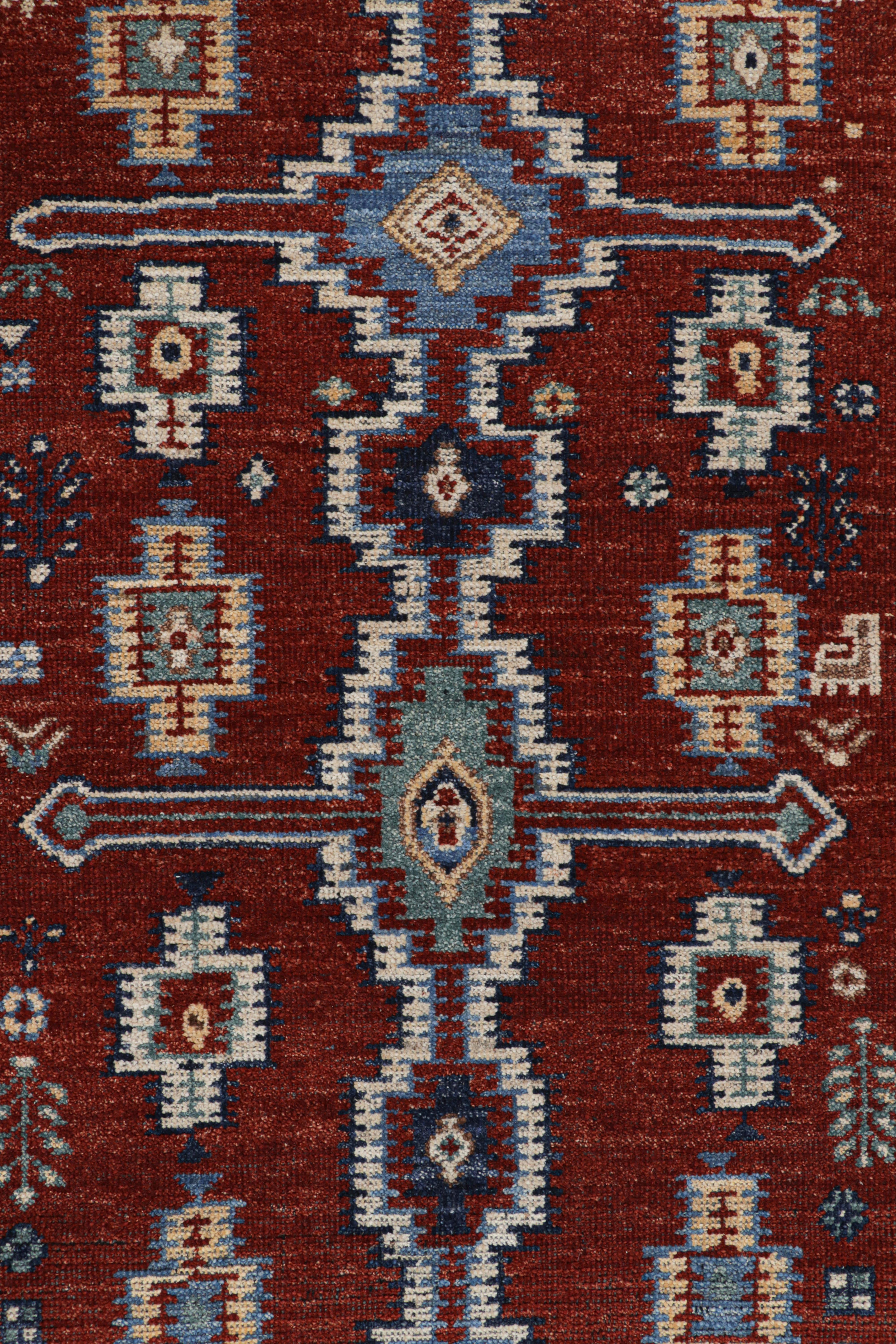 Rug & Kilims Läufer im persischen Stil in Rot mit blauen, geometrischen Medaillons im Zustand „Neu“ im Angebot in Long Island City, NY