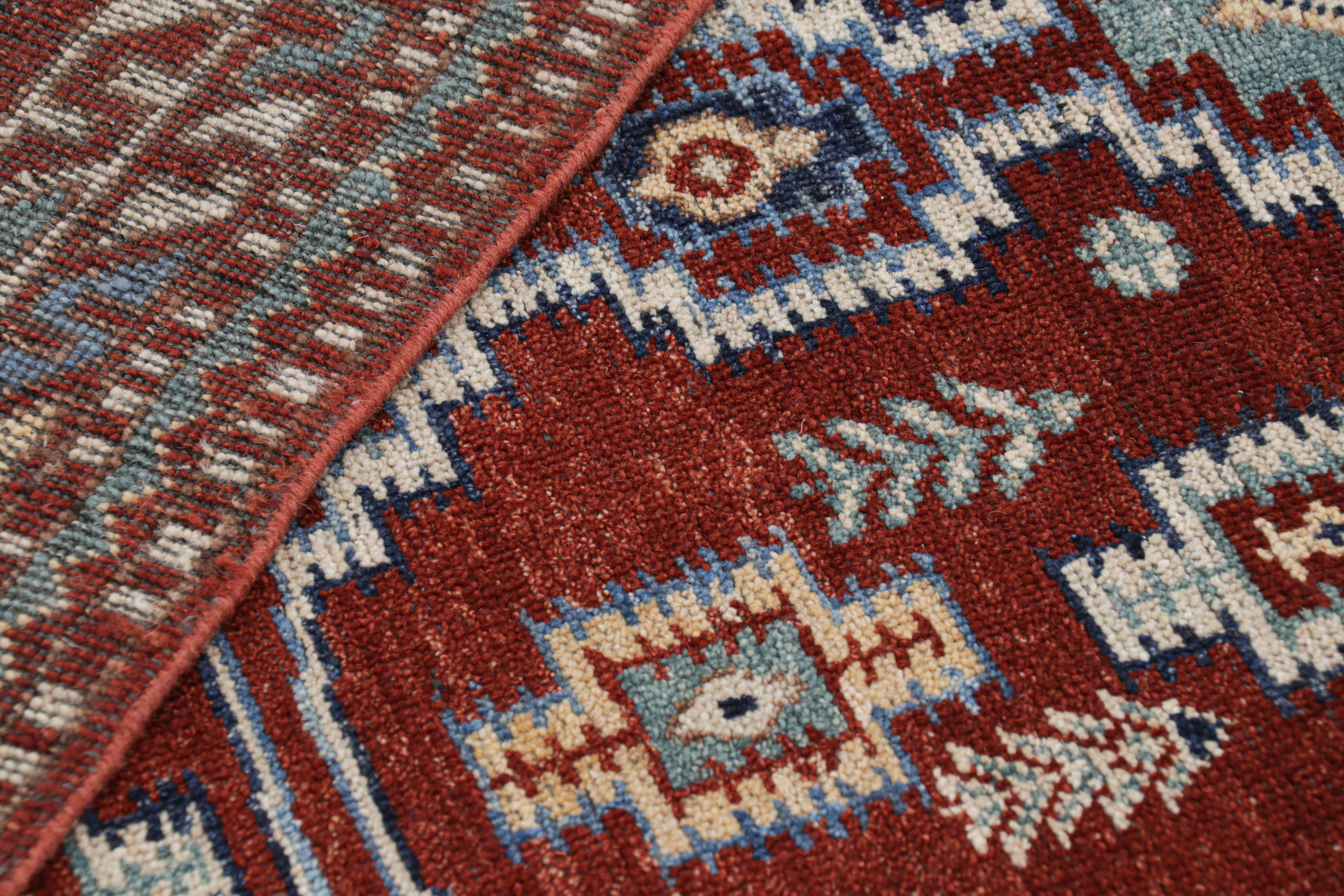 Rug & Kilims Läufer im persischen Stil in Rot mit blauen, geometrischen Medaillons (21. Jahrhundert und zeitgenössisch) im Angebot