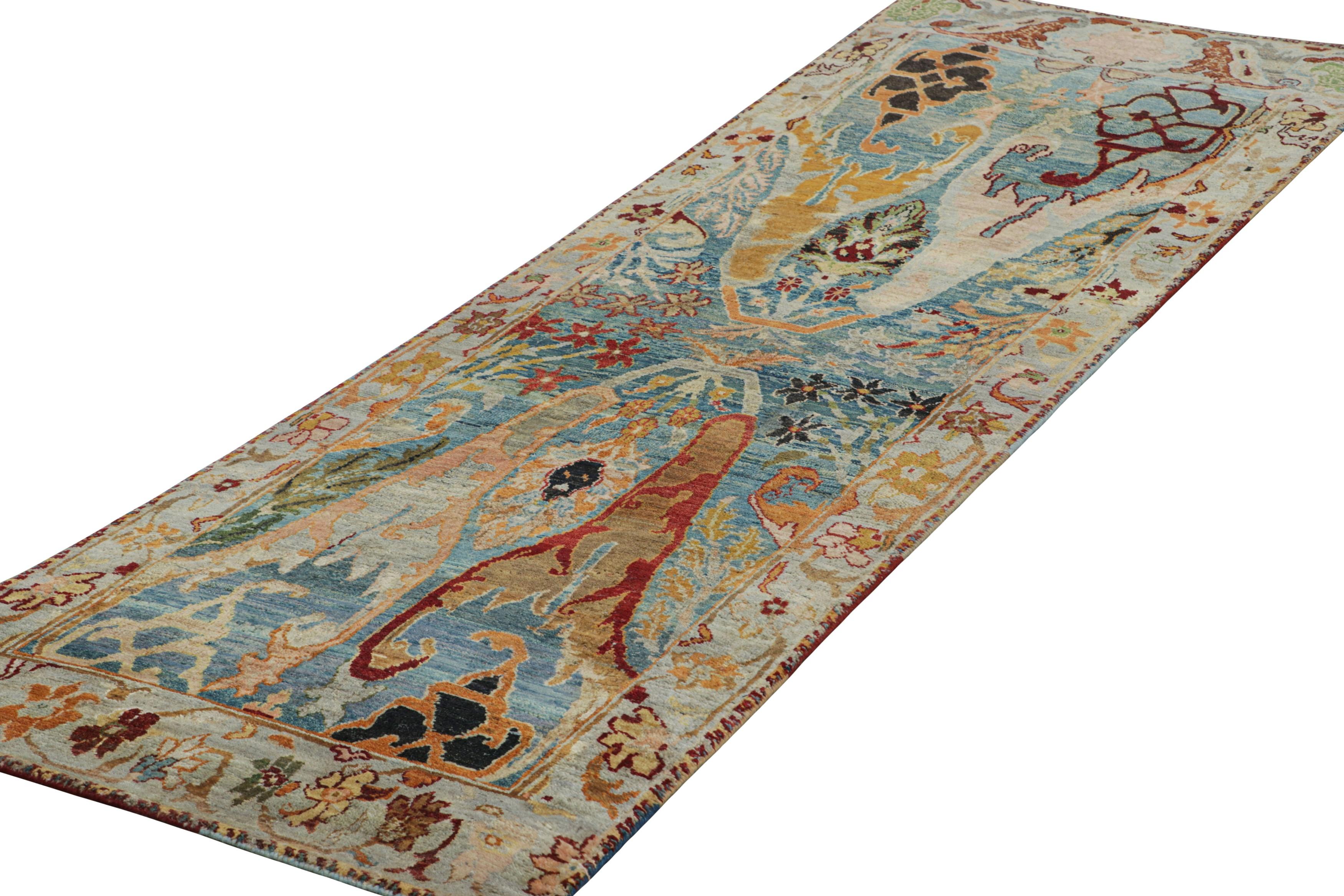 Rug & Kilim's Läufer im persischen Stil in Himmelblau mit mehrfarbigen Blumenmotiven (Indisch) im Angebot