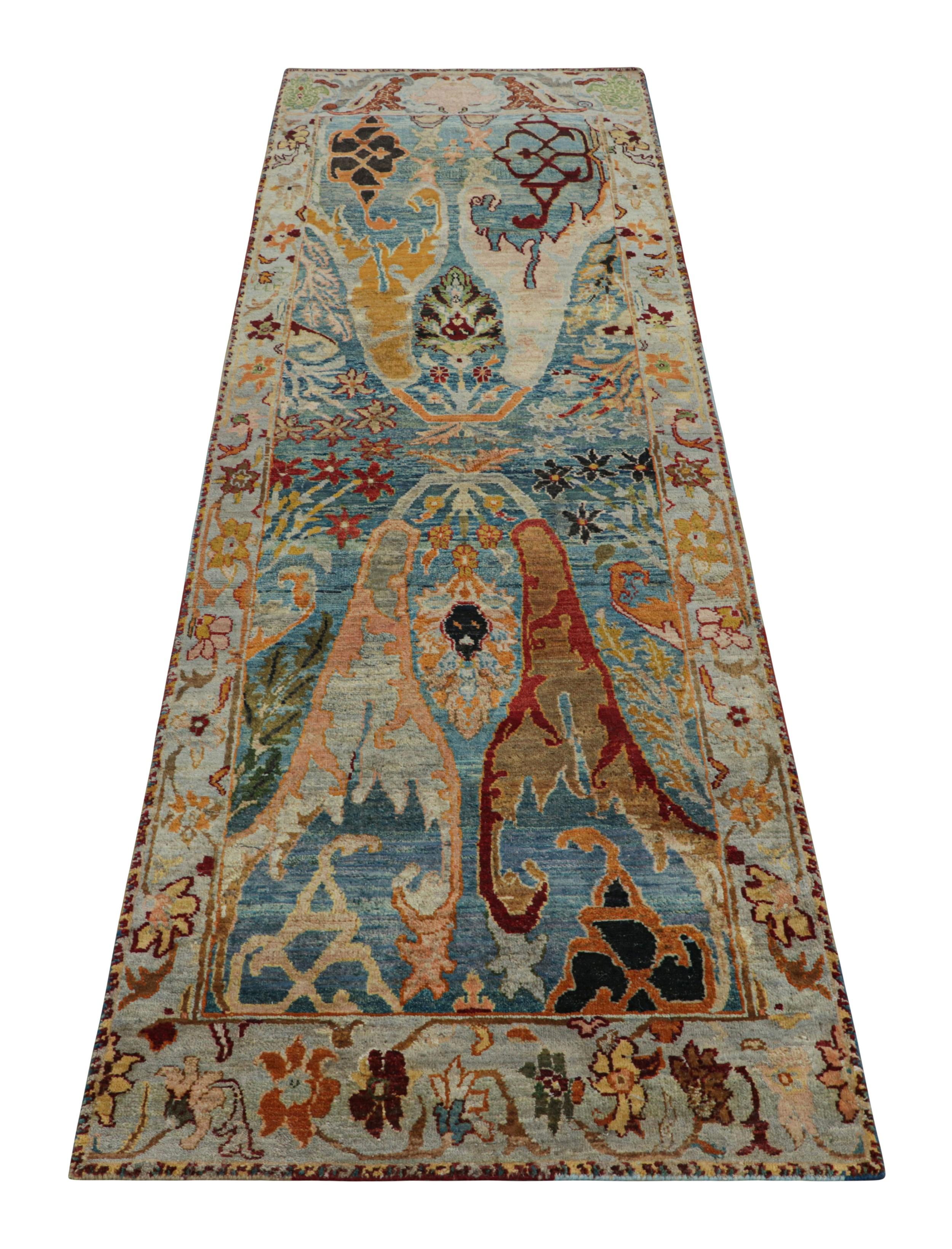 Rug & Kilim's Läufer im persischen Stil in Himmelblau mit mehrfarbigen Blumenmotiven (Handgeknüpft) im Angebot