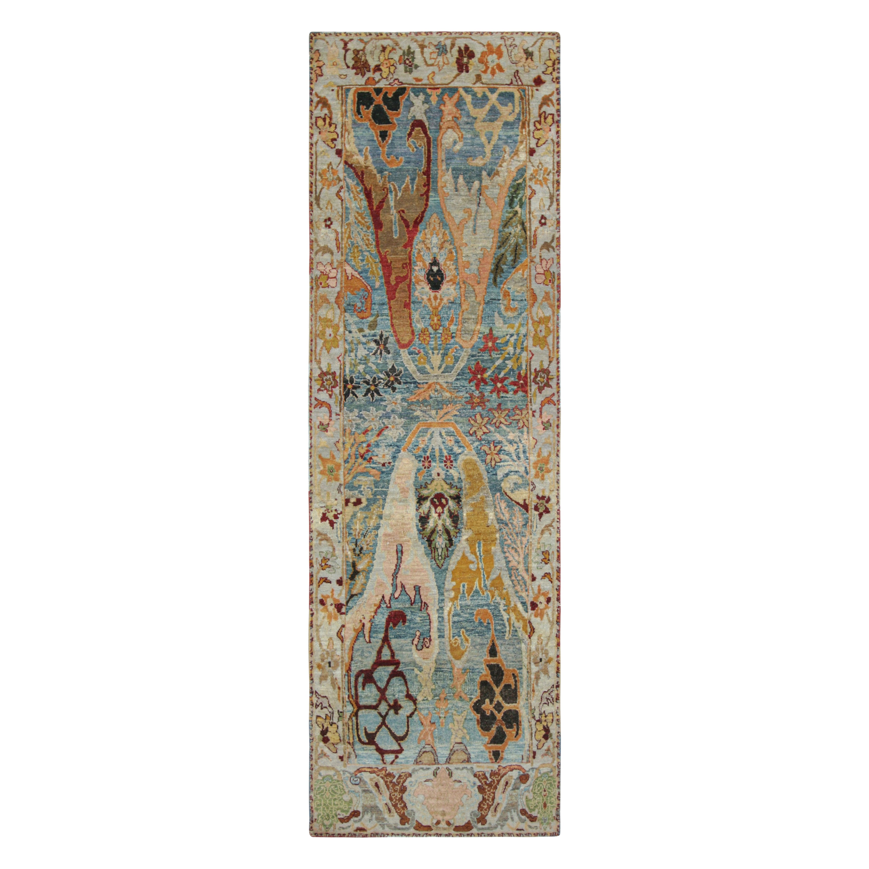 Rug & Kilim è un tappeto runner in stile persiano di colore blu cielo con fiori multicolore
