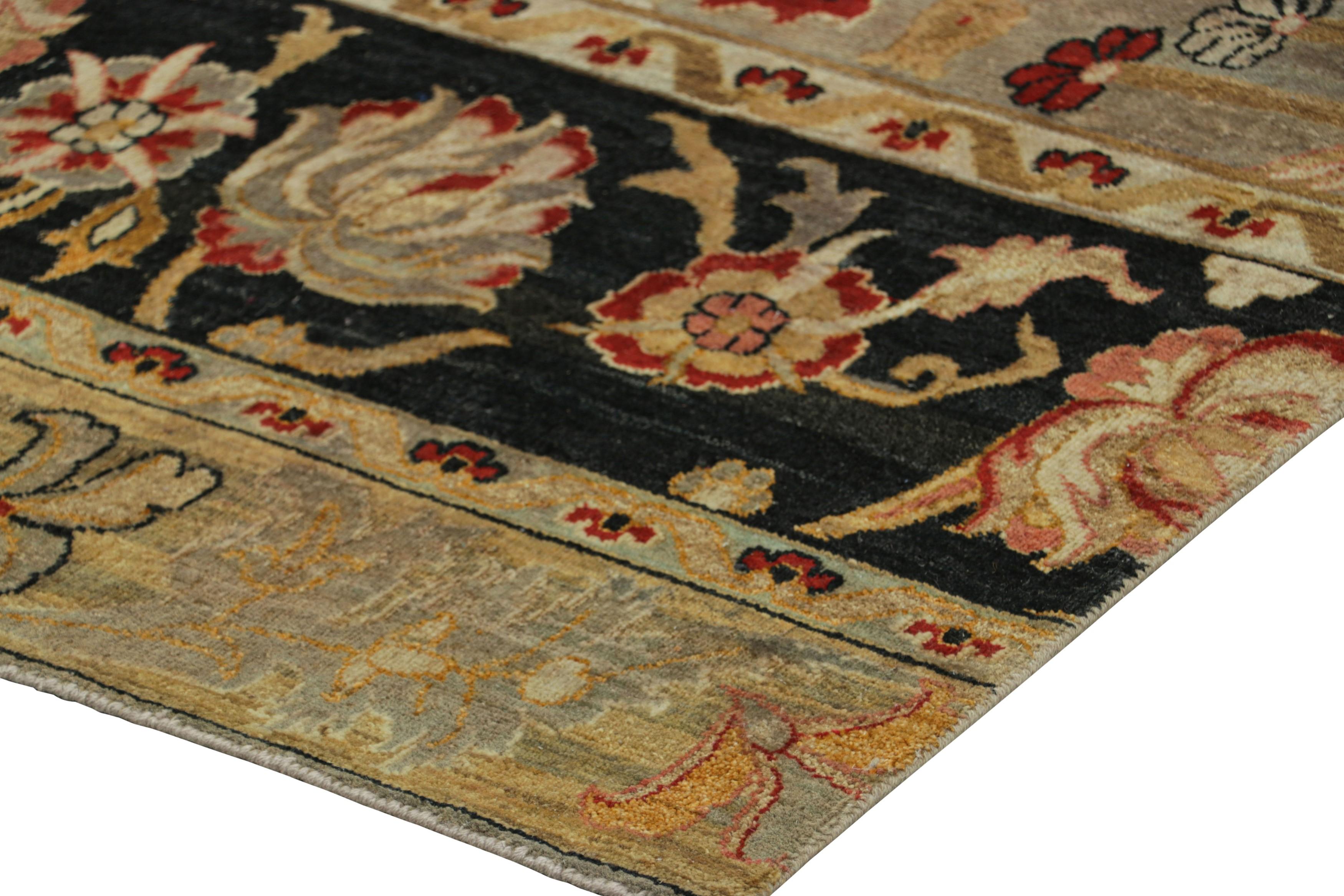 Tapis de style persan à motifs floraux en taupe de Rug & Kilim Neuf - En vente à Long Island City, NY