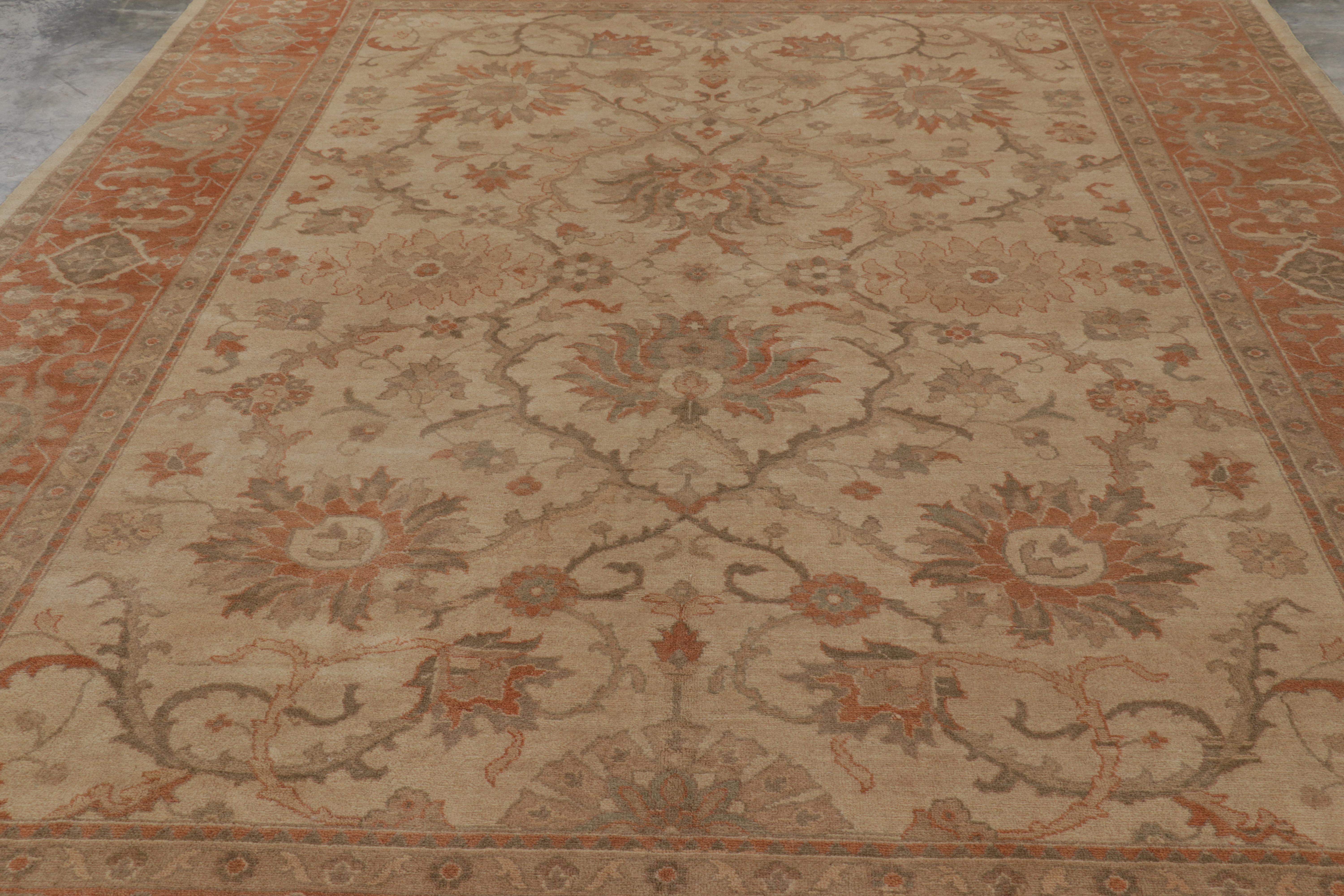 Realizzato in lana annodata a mano e caratterizzato da motivi floreali, questo tappeto contemporaneo 10x14 della collezione Modern Classics di Rug & Kilim si ispira agli antichi tappeti persiani di provenienza Sultanabad, alcuni dei più ricercati