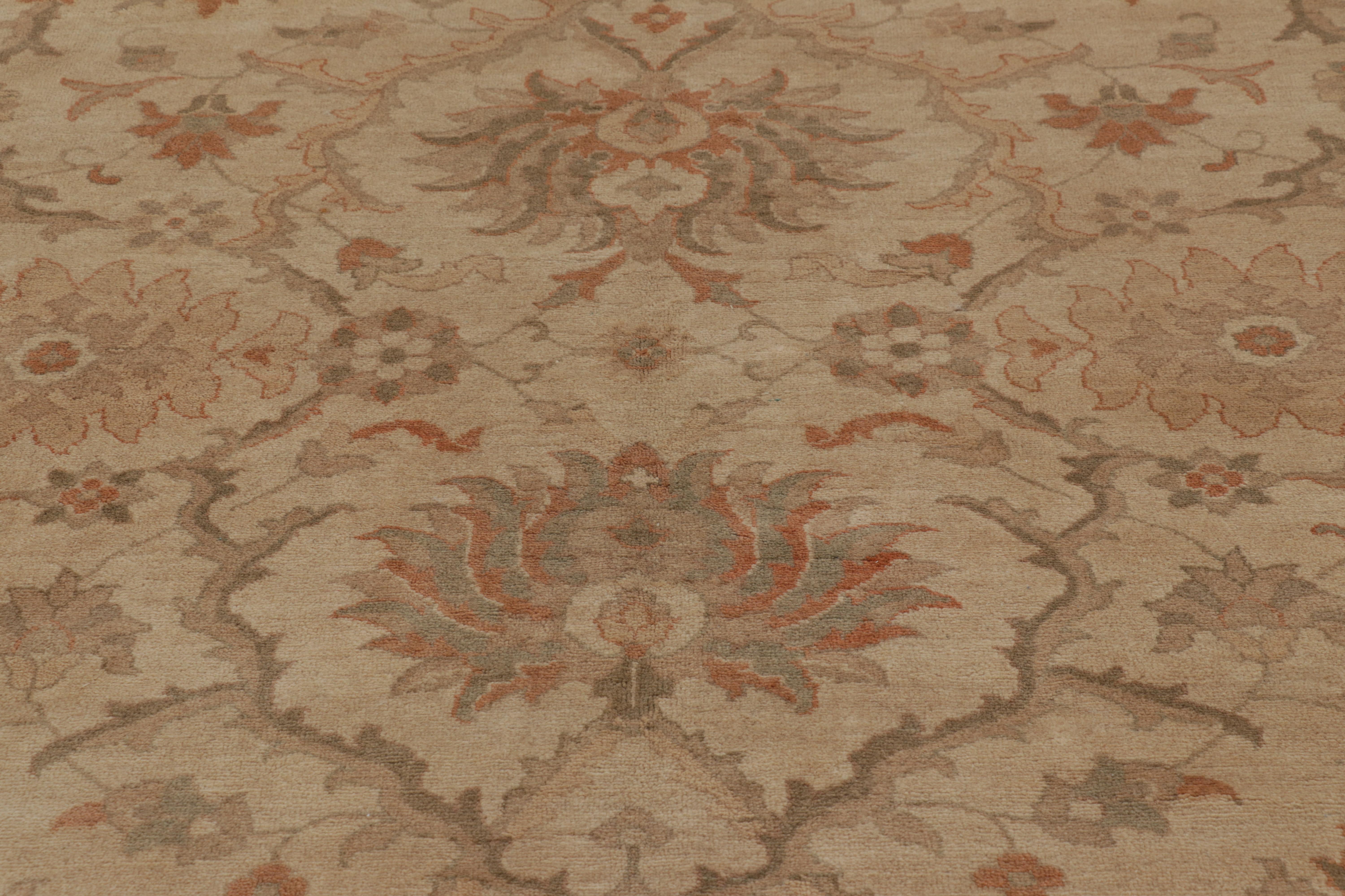 Oushak Rug & Kilim è un tappeto persiano in stile Sultanabad Rugs in beige e arancione con motivi floreali in vendita