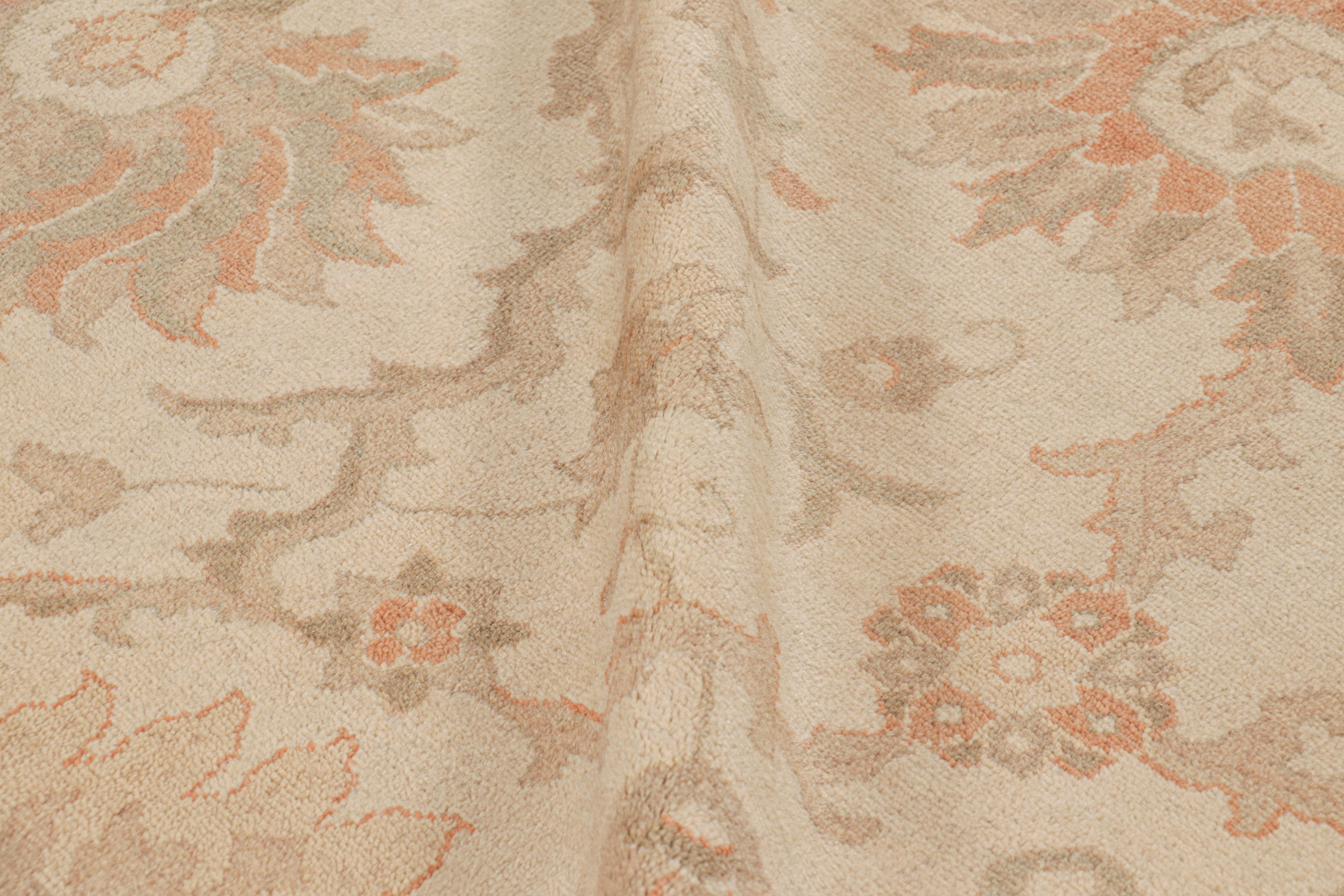 Oushak Rug & Kilim è un tappeto persiano in stile Sultanabad Rugs in beige e arancione con motivi floreali in vendita