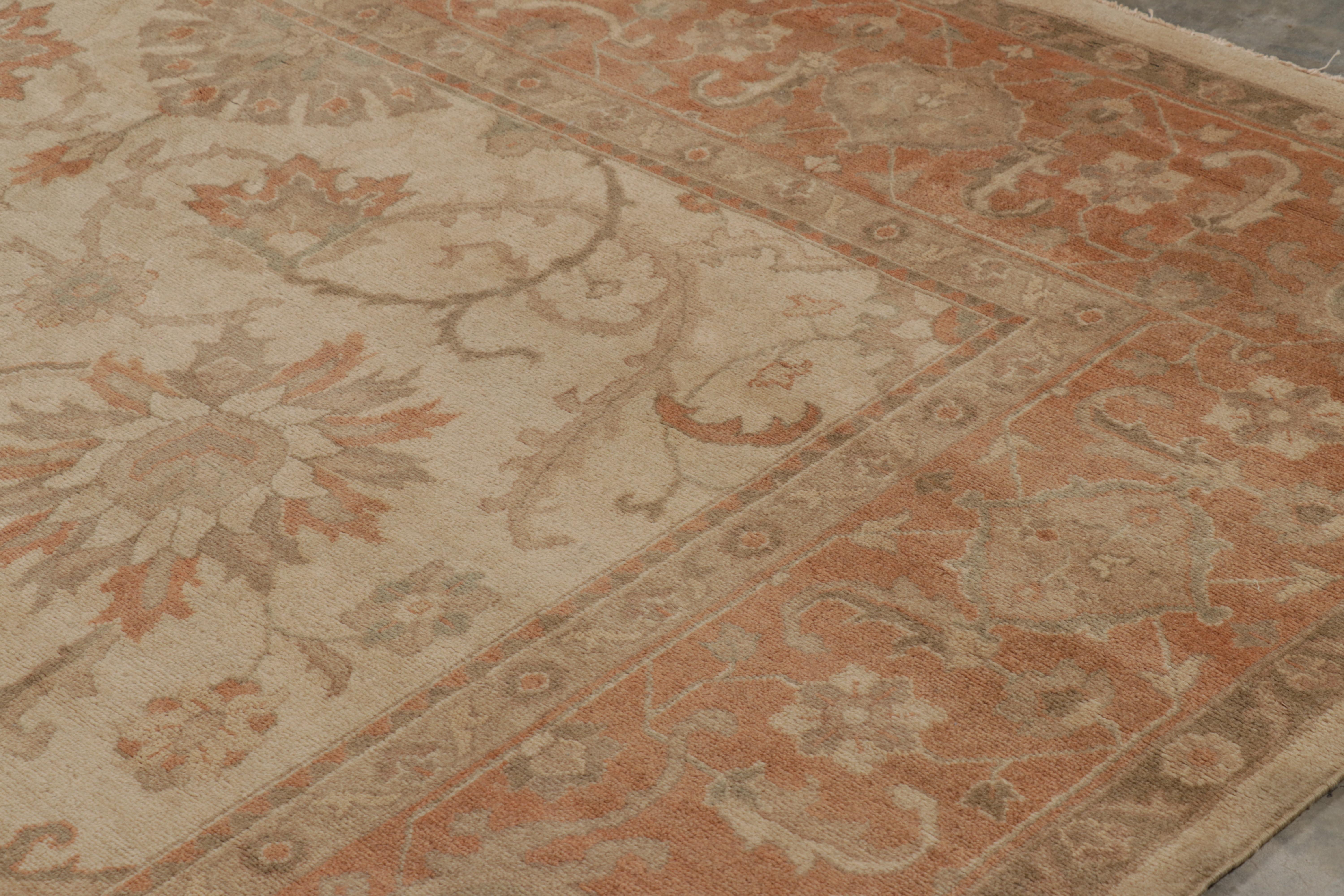 Annodato a mano Rug & Kilim è un tappeto persiano in stile Sultanabad Rugs in beige e arancione con motivi floreali in vendita