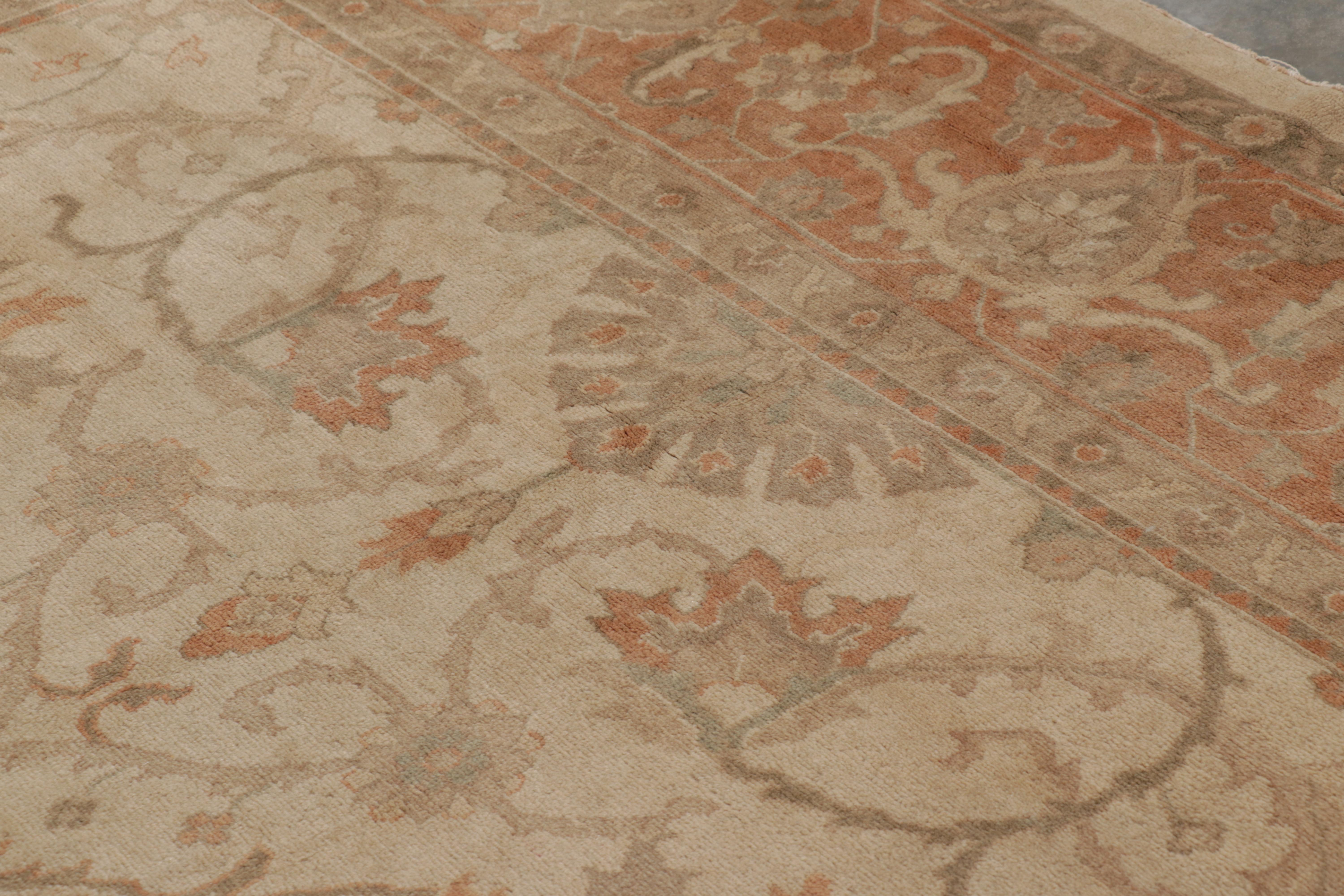 Rug & Kilim è un tappeto persiano in stile Sultanabad Rugs in beige e arancione con motivi floreali In condizioni Nuovo in vendita a Long Island City, NY