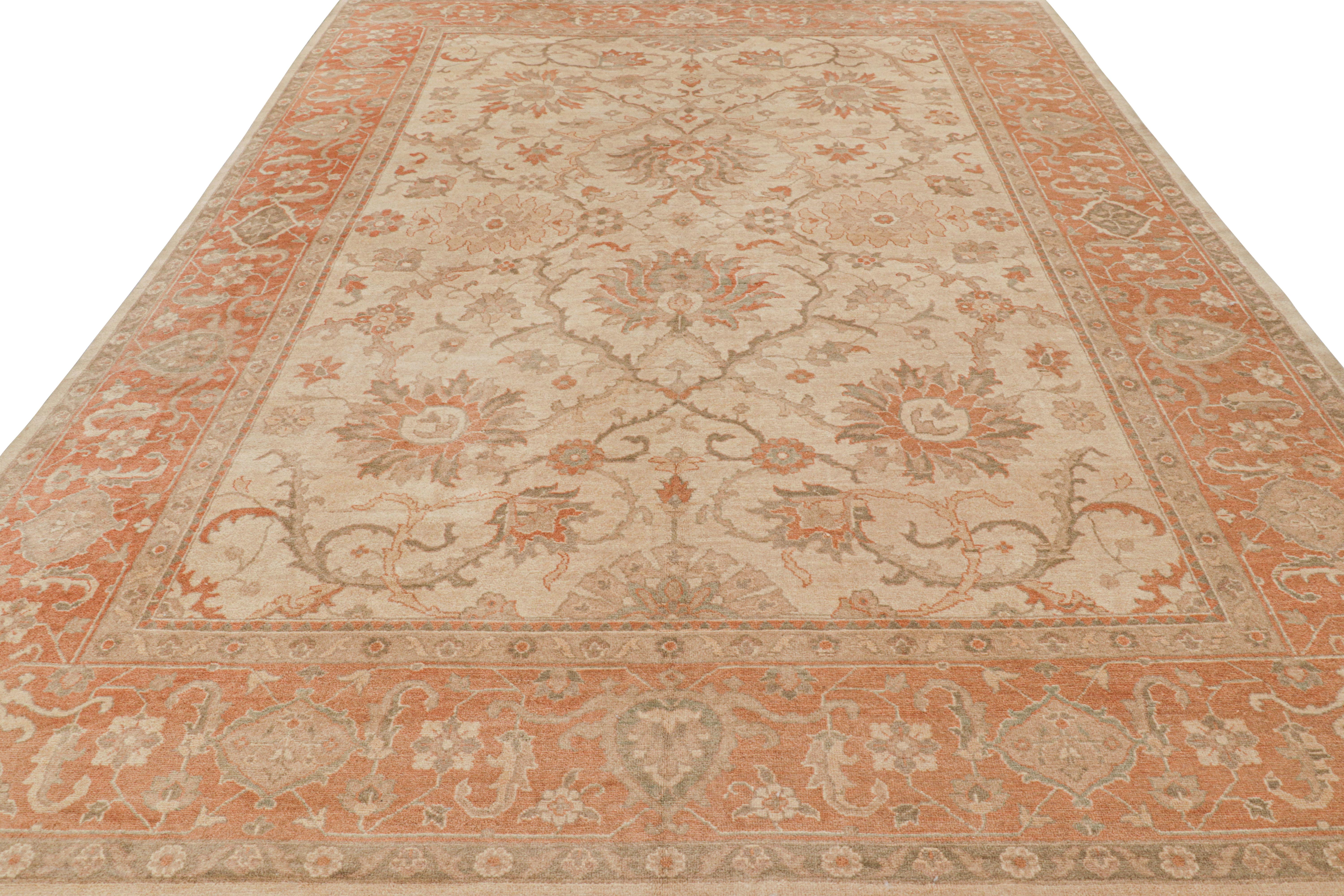 Annodato a mano Rug & Kilim è un tappeto persiano in stile Sultanabad Rugs in beige e arancione con motivi floreali in vendita